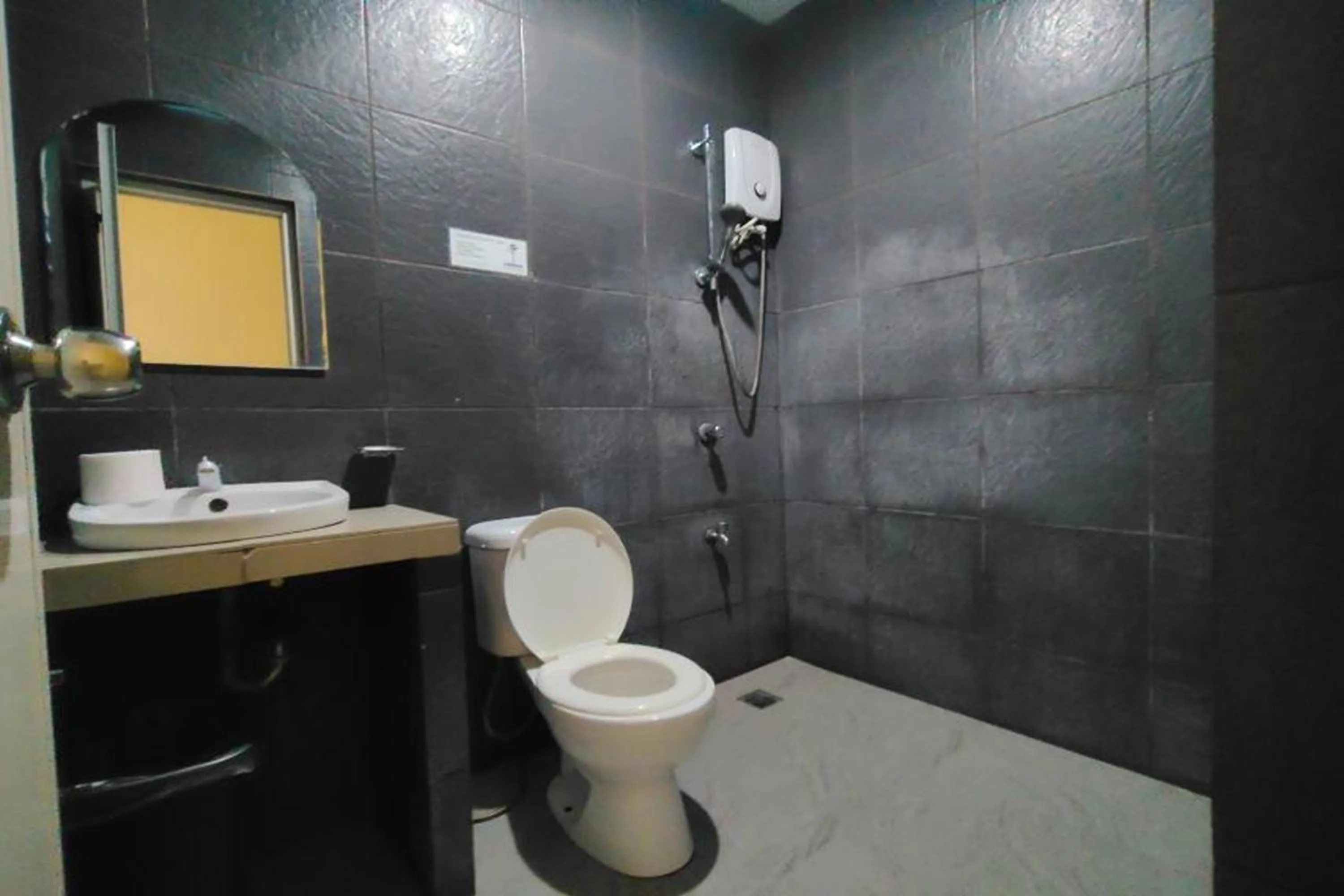 Bathroom in Boracay Backpackers