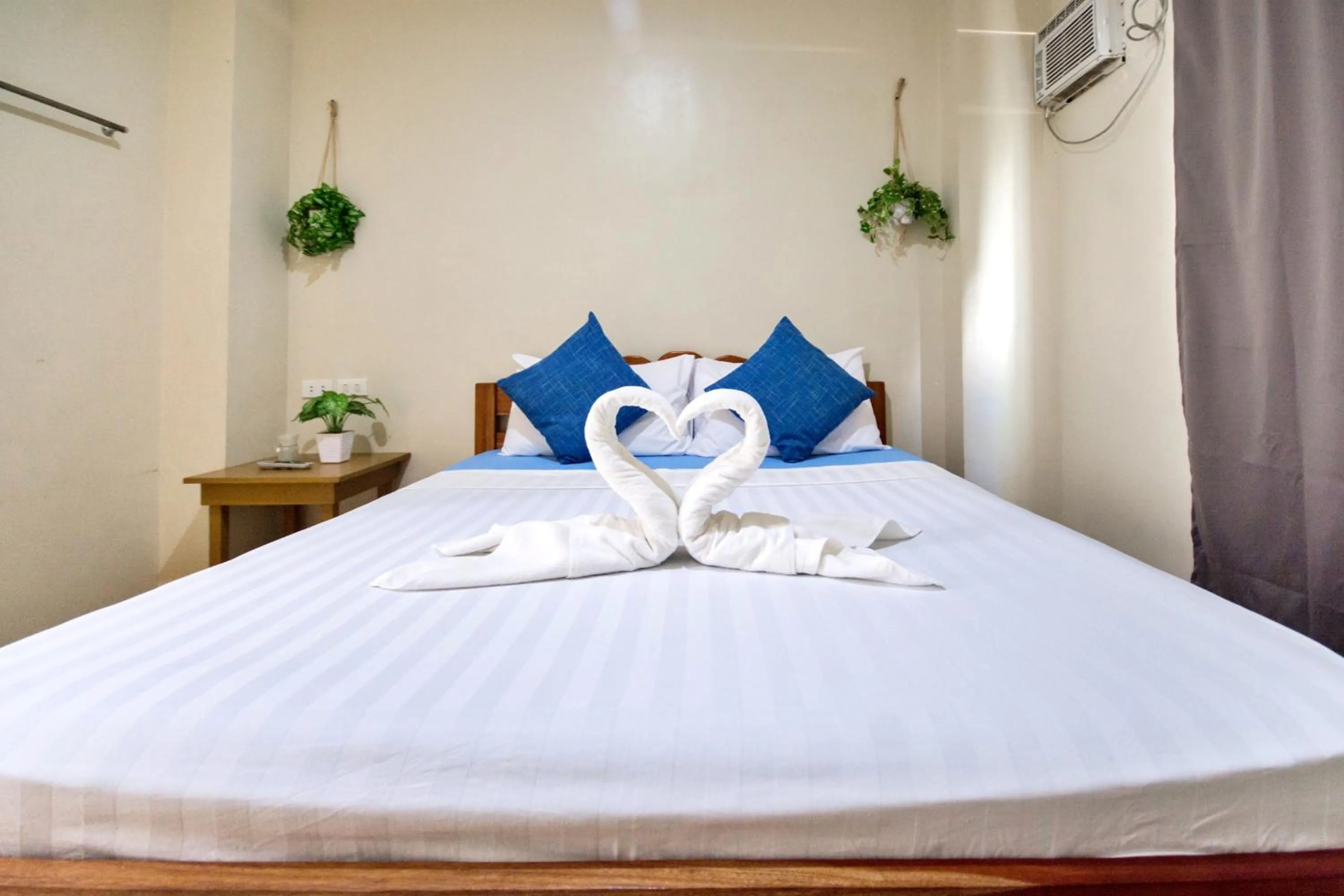 Bedroom, Bed in Boracay Backpackers