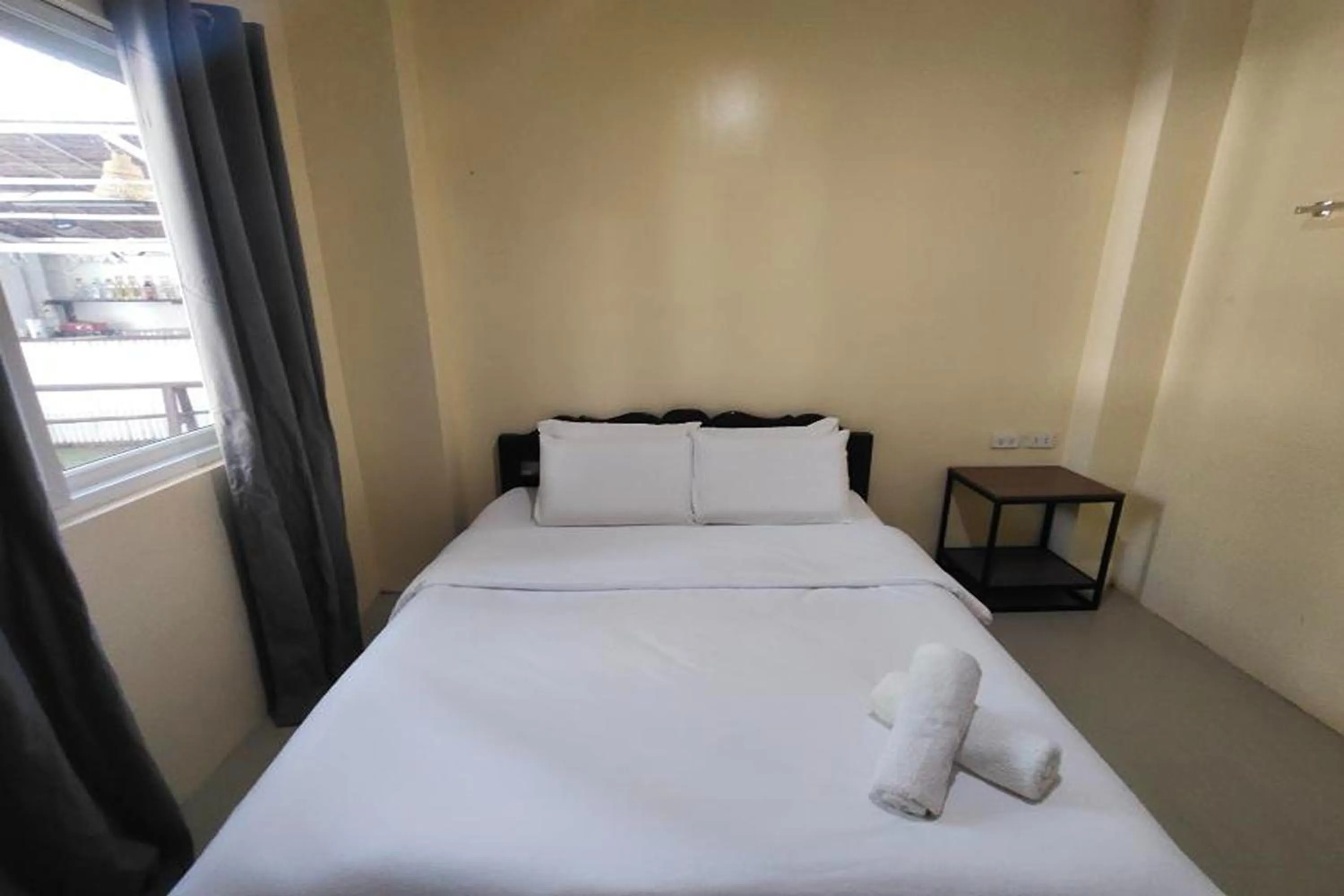 Bedroom, Bed in Boracay Backpackers