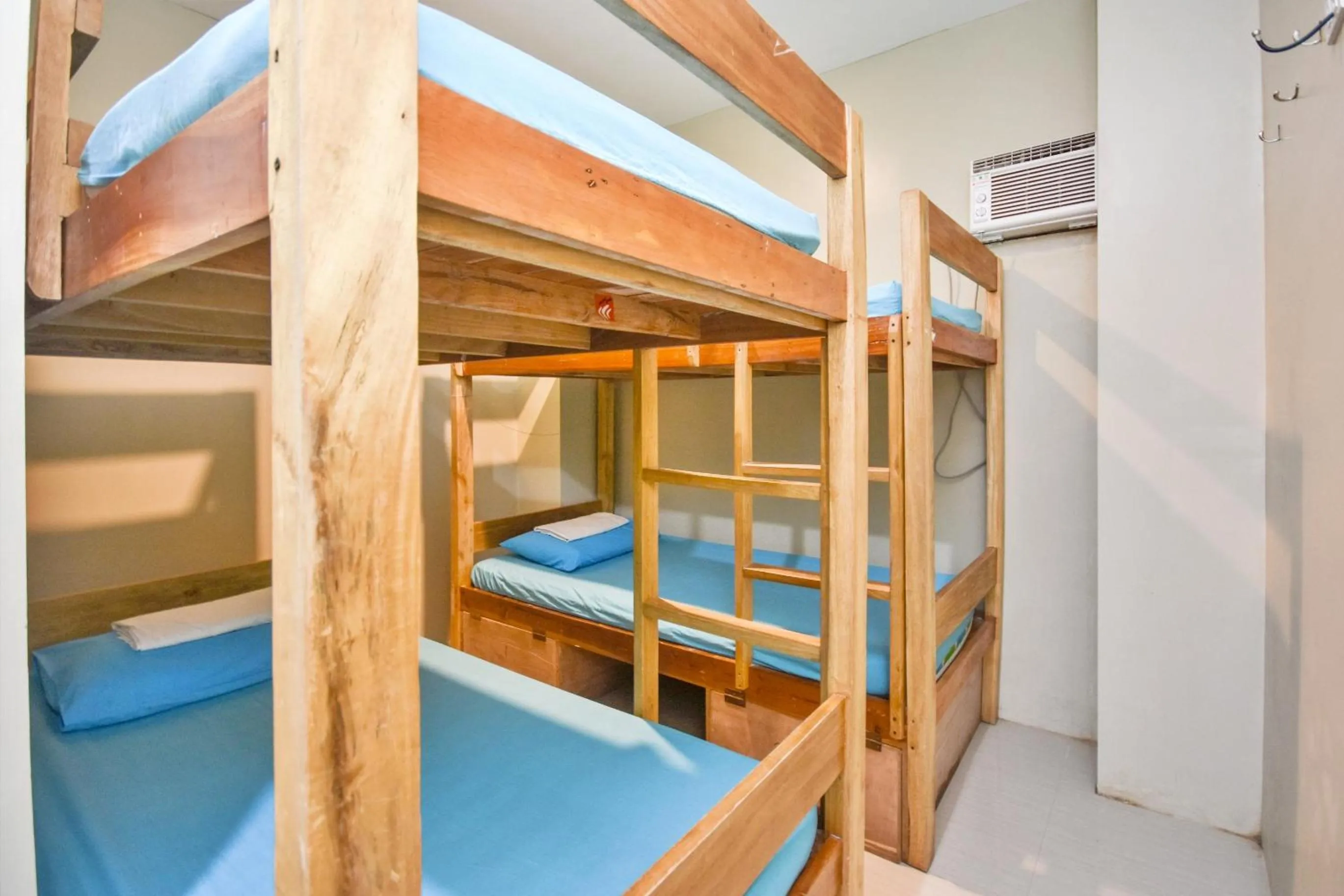 Bed in Boracay Backpackers