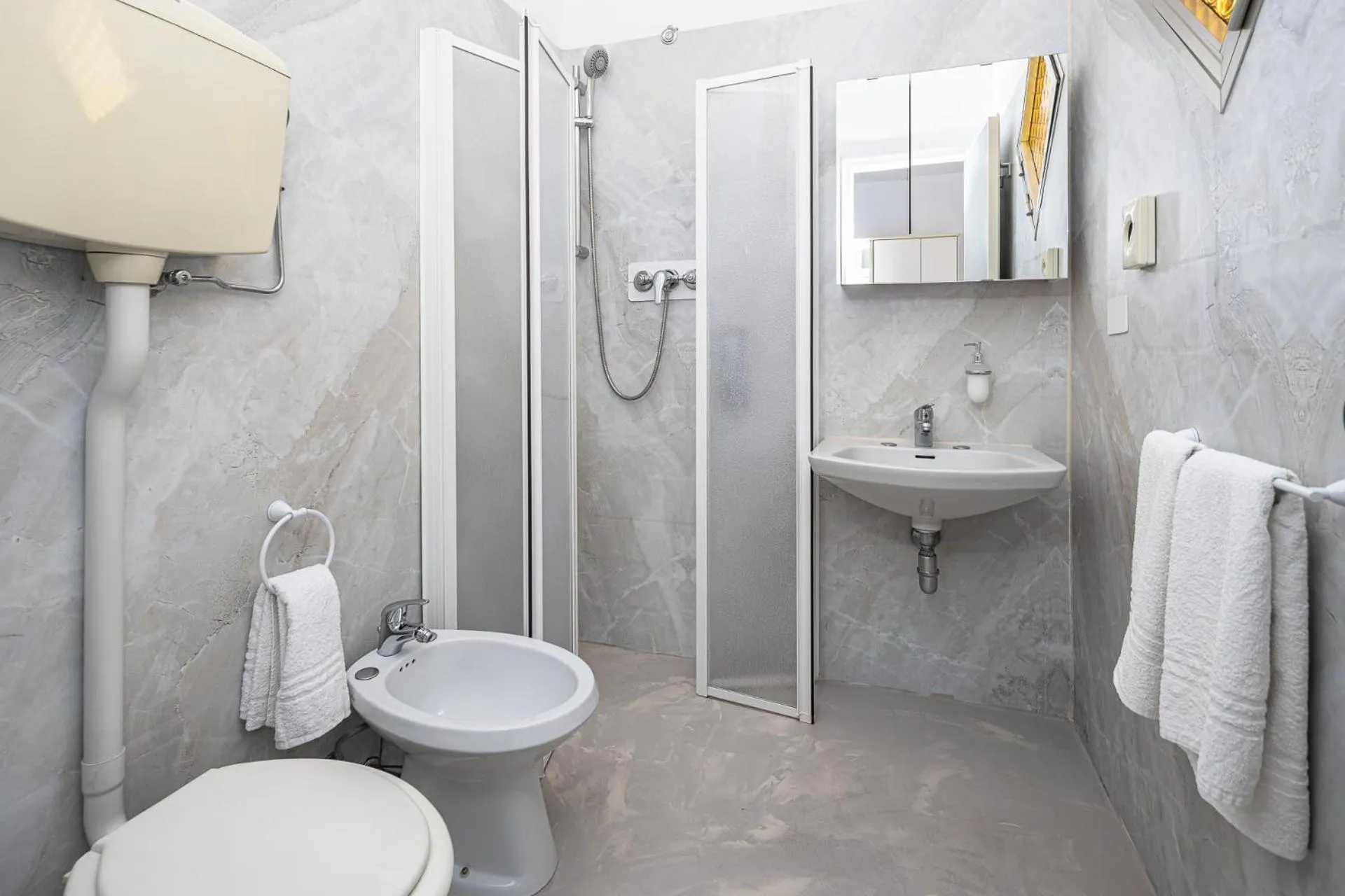 Shower in Hotel Gioiello