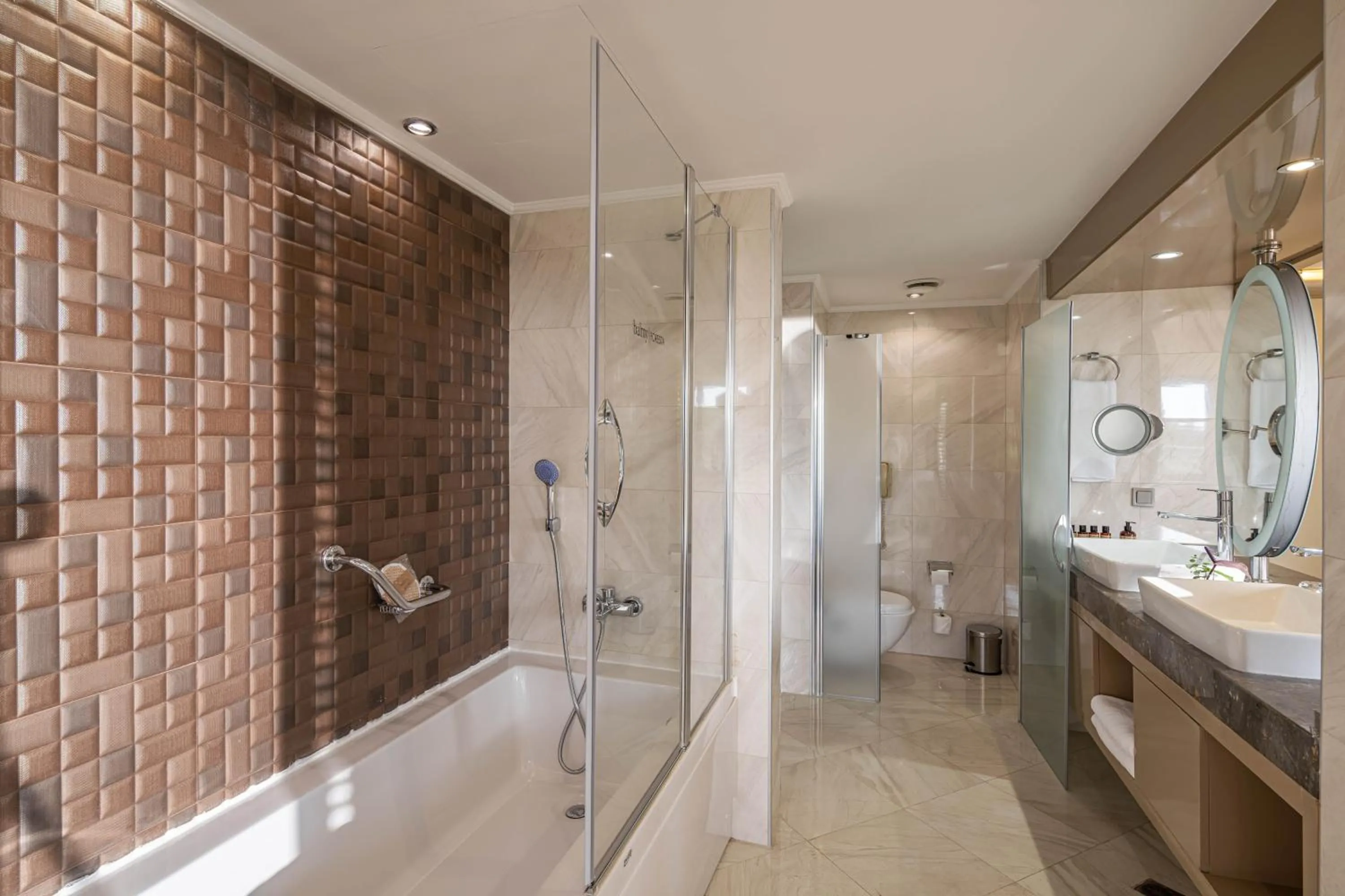 Shower in Balmy Foresta