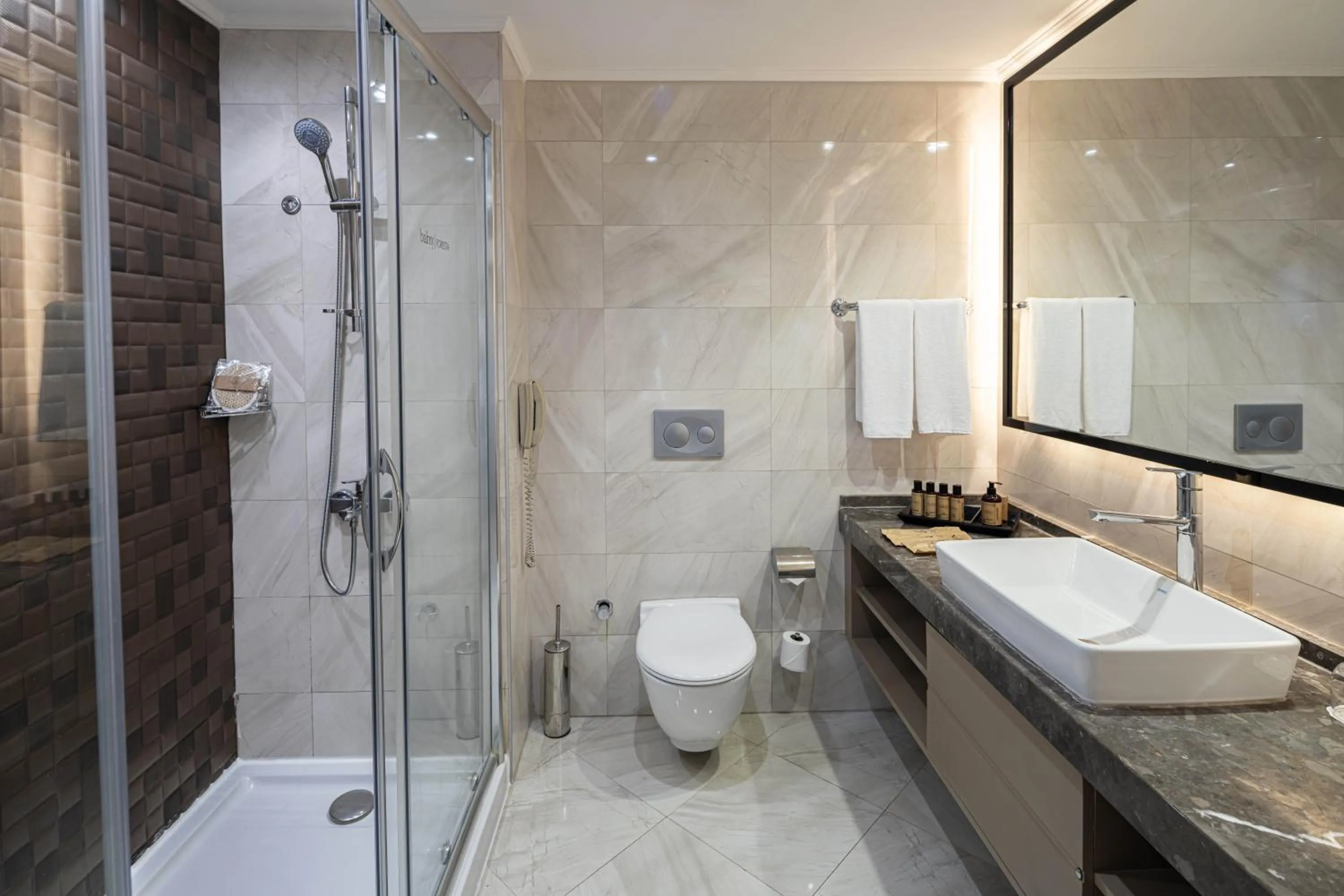 Shower in Balmy Foresta