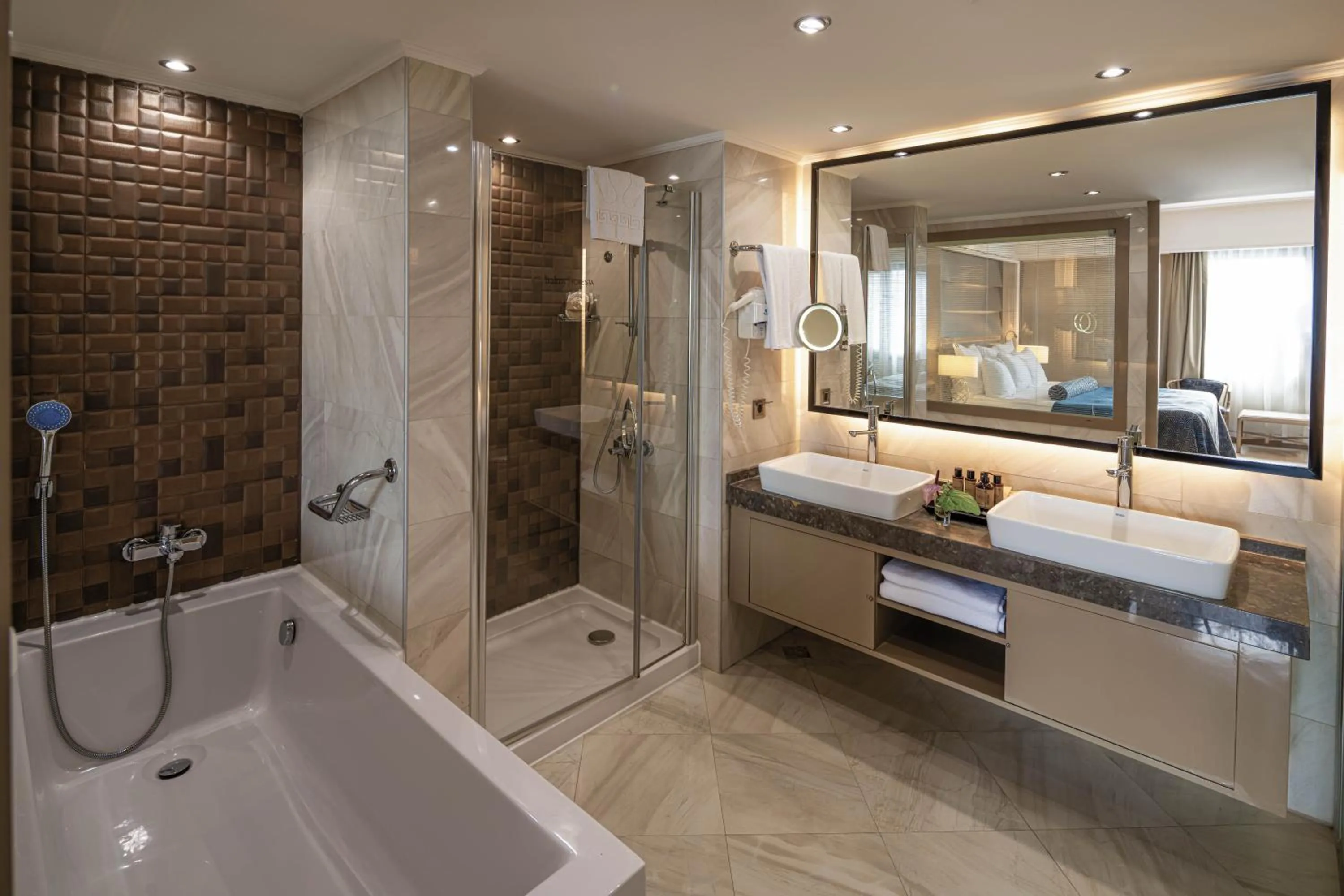 Shower in Balmy Foresta