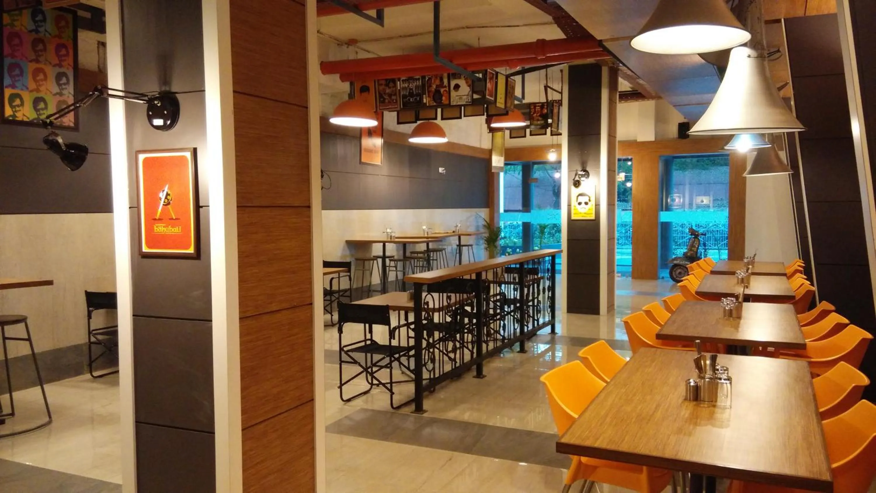 Restaurant/places to eat in Max Hotels Jabalpur