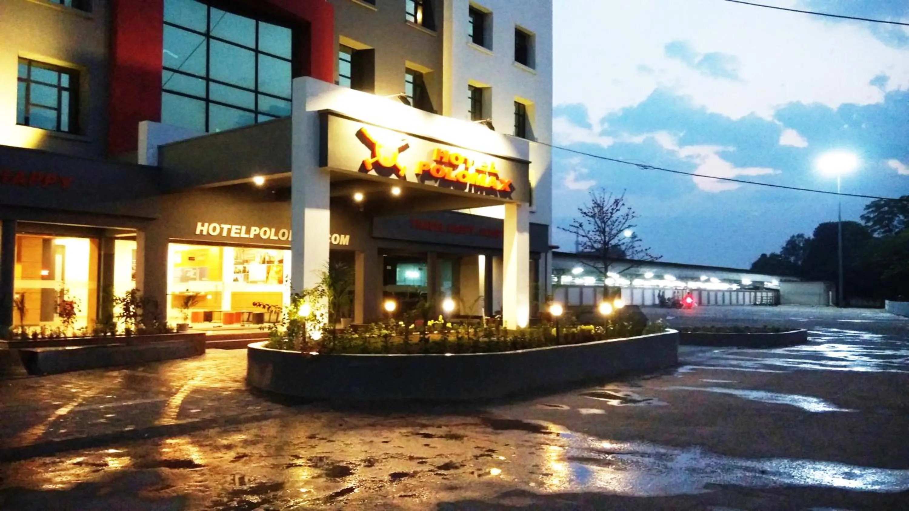 Facade/entrance in Max Hotels Jabalpur