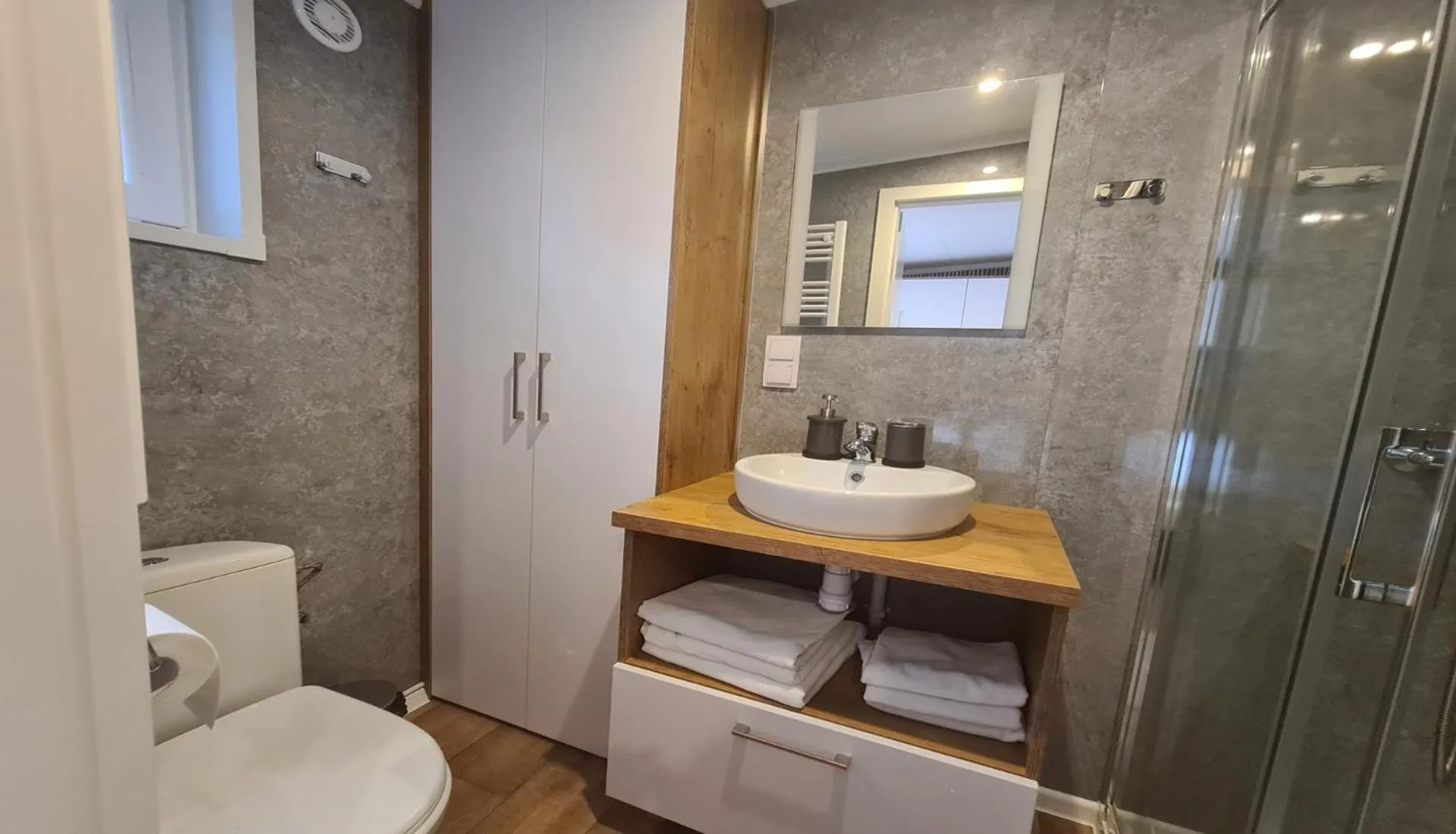 Shower in Hotel Tajty