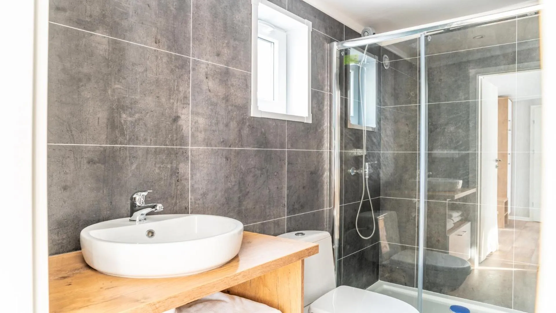 Shower in Hotel Tajty