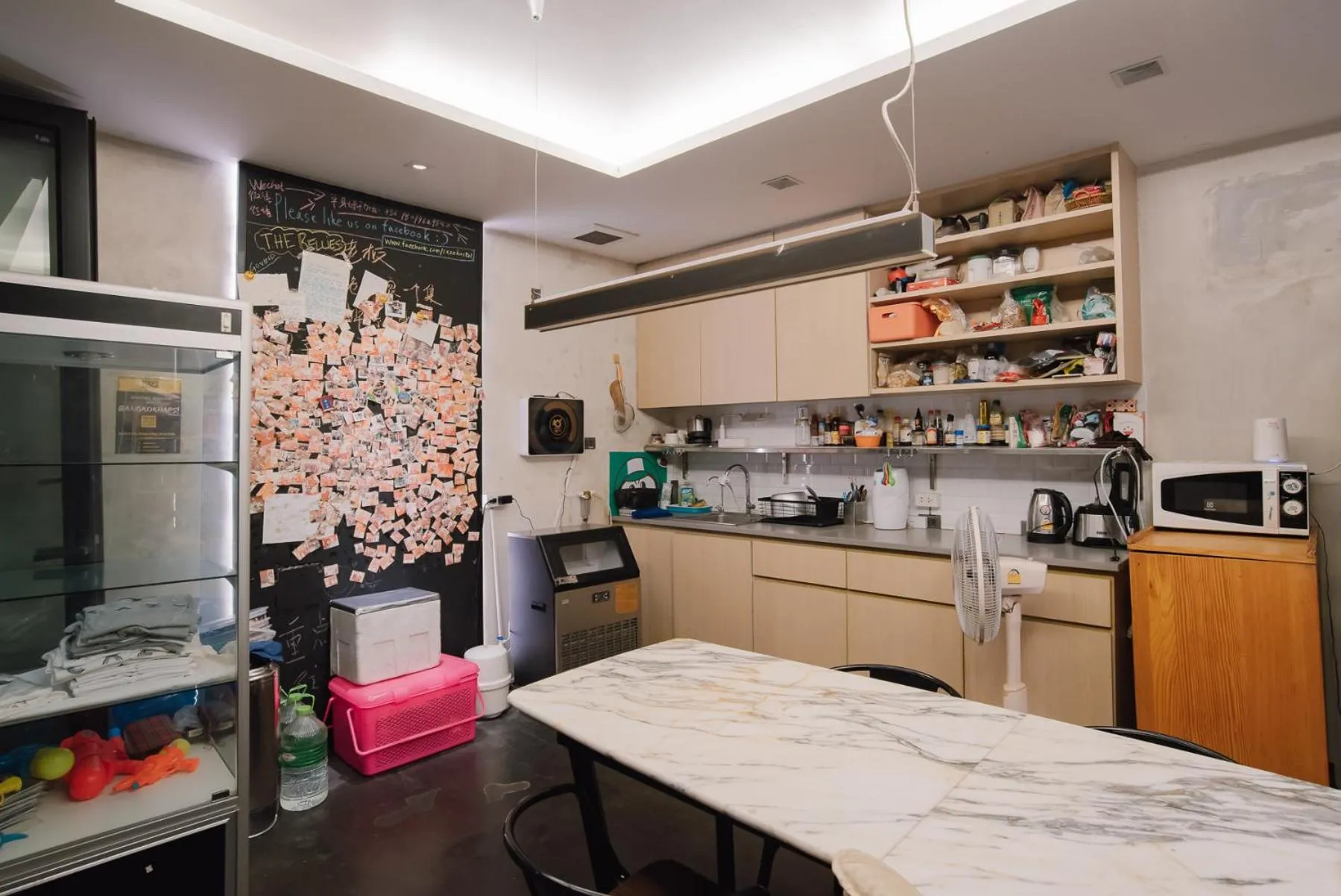 Communal kitchen in Cazz Hostel