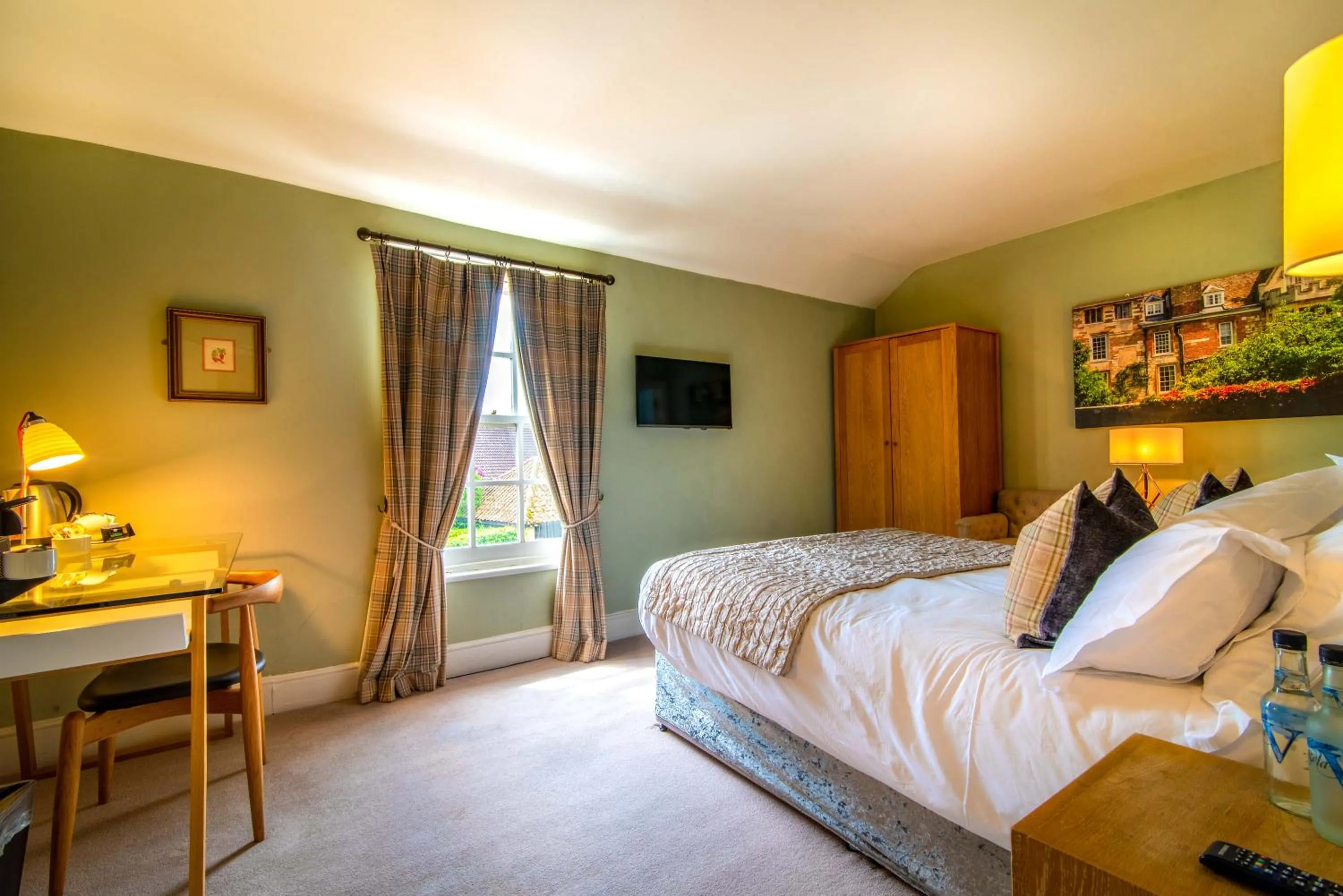 TV and multimedia, Bed in Crown & Punchbowl