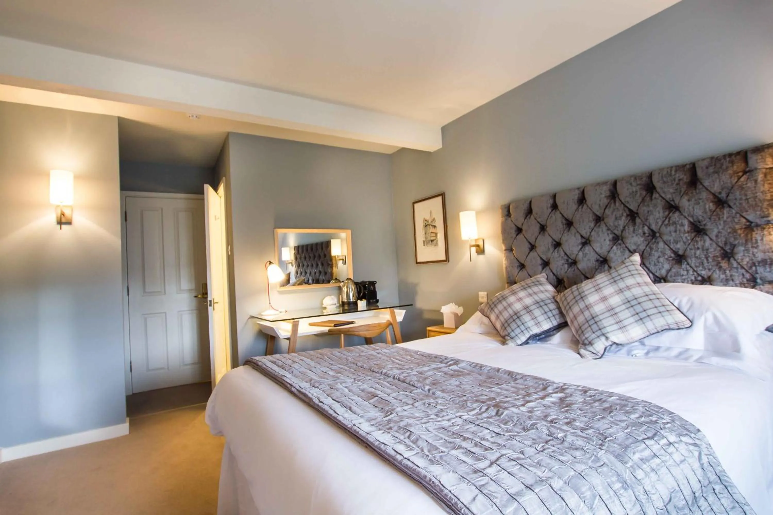 Photo of the whole room, Bed in Crown & Punchbowl