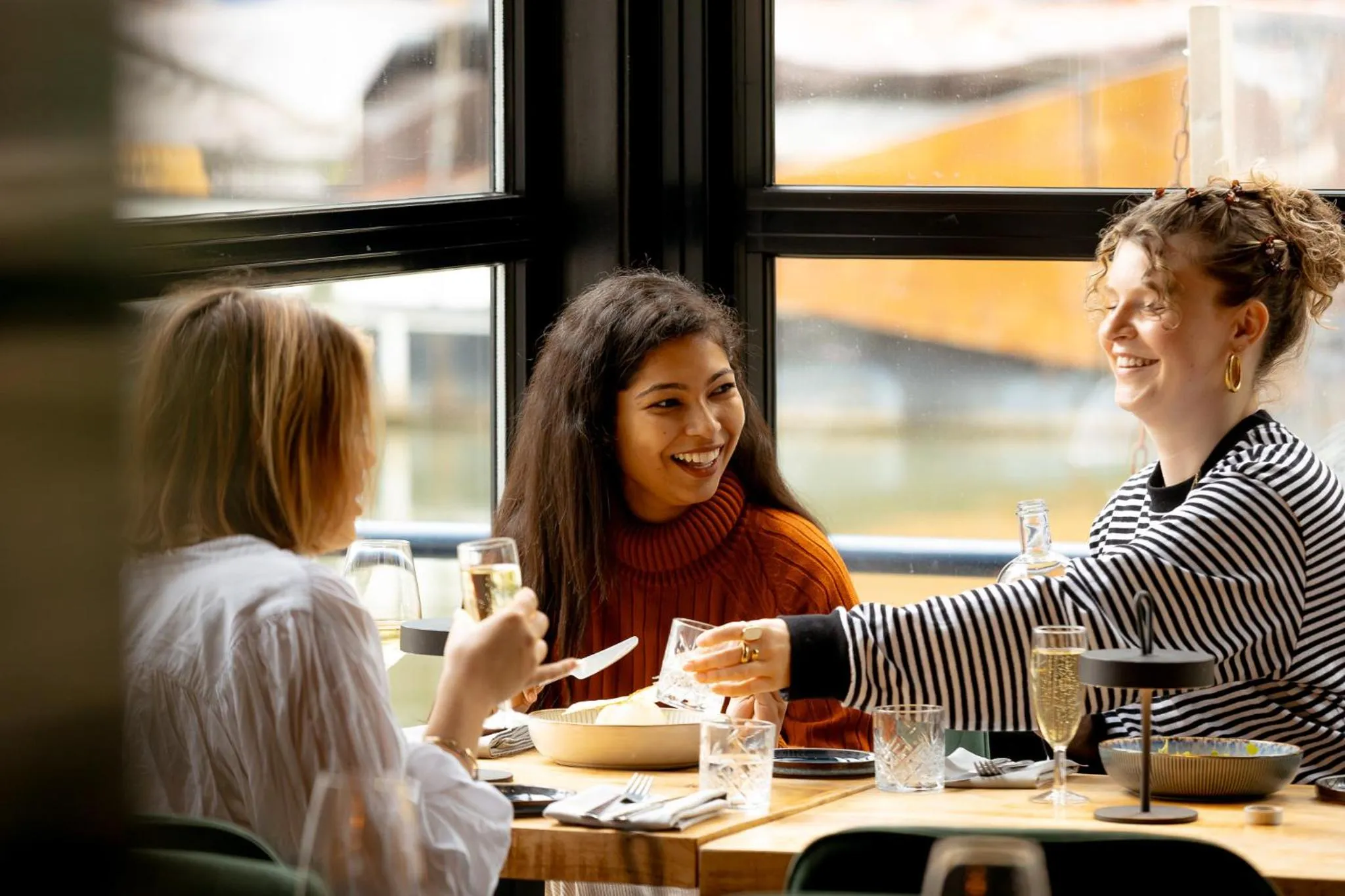 Food and drinks in FLOATS by H2OTEL Rotterdam