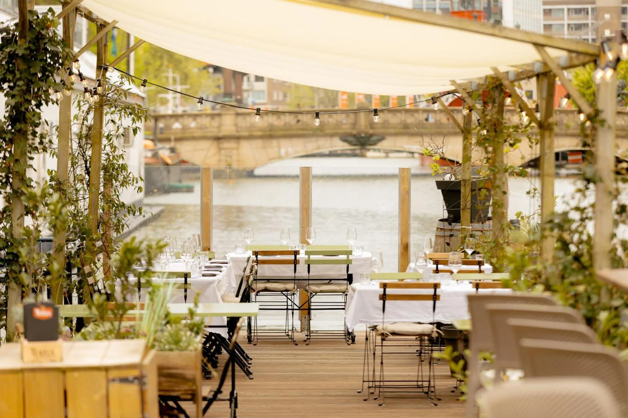 Restaurant/places to eat in FLOATS by H2OTEL Rotterdam