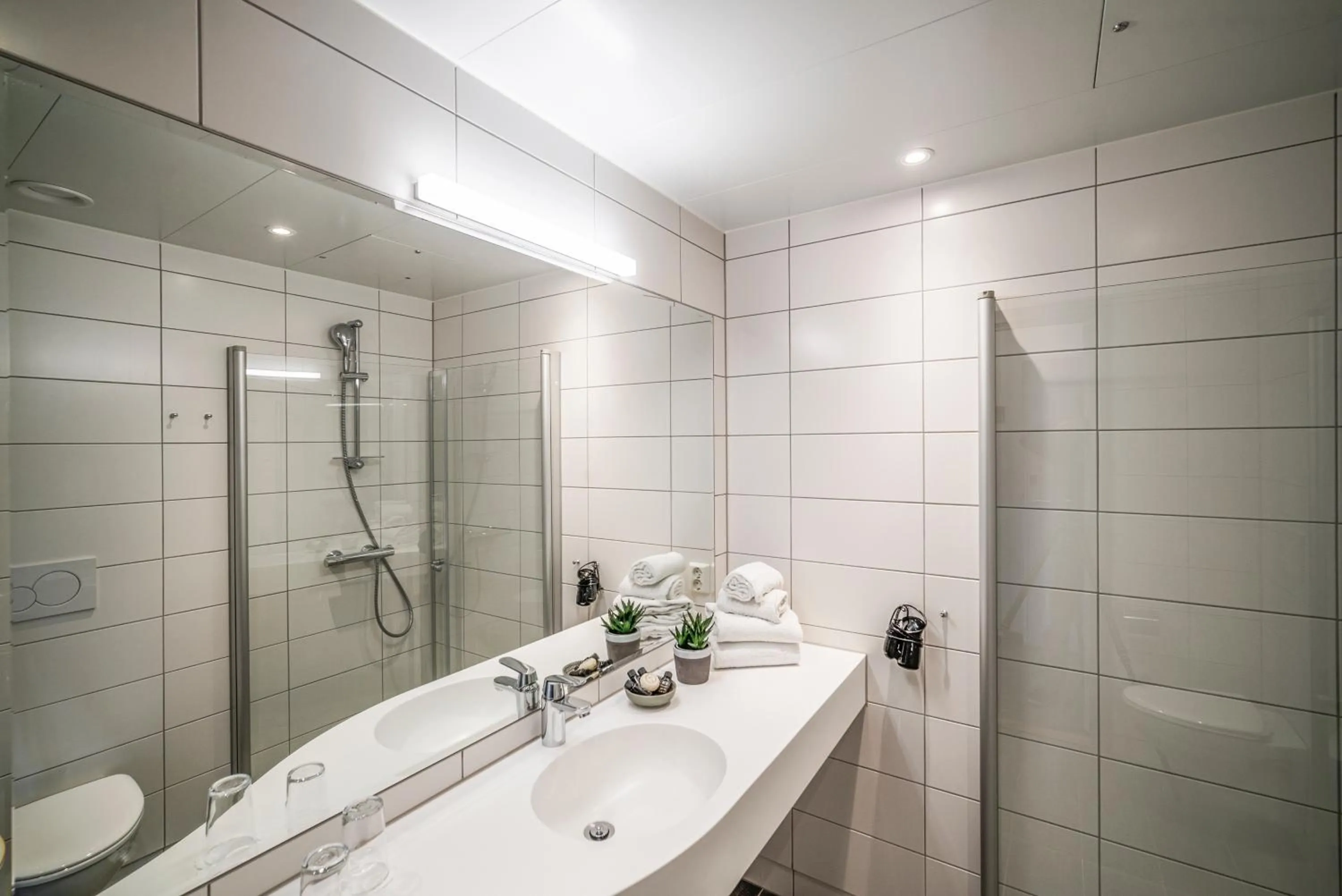 Bathroom in Valldal Fjordhotell - by Classic Norway Hotels