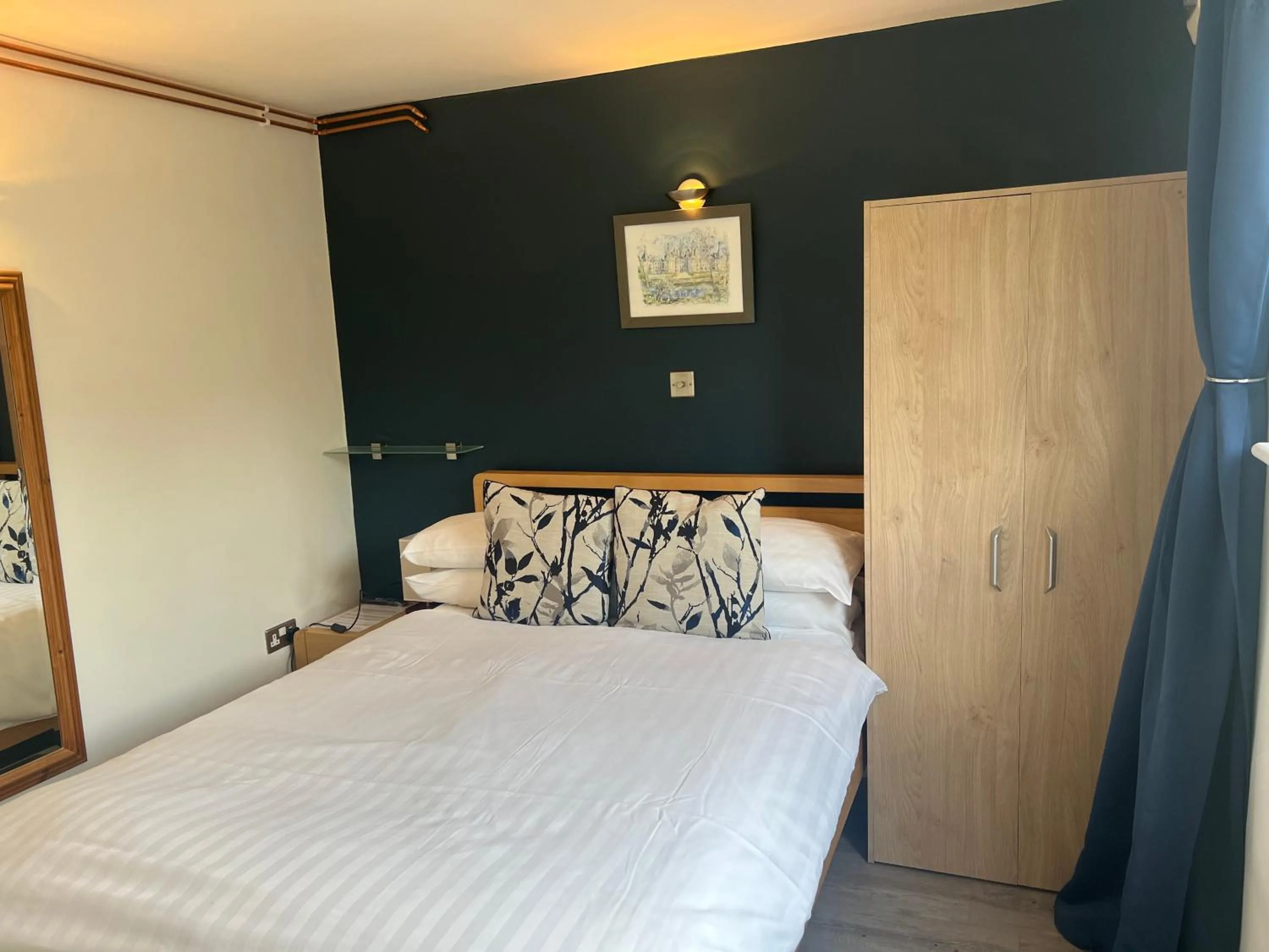 Property building, Bed in Priory Tearooms Burford with Rooms