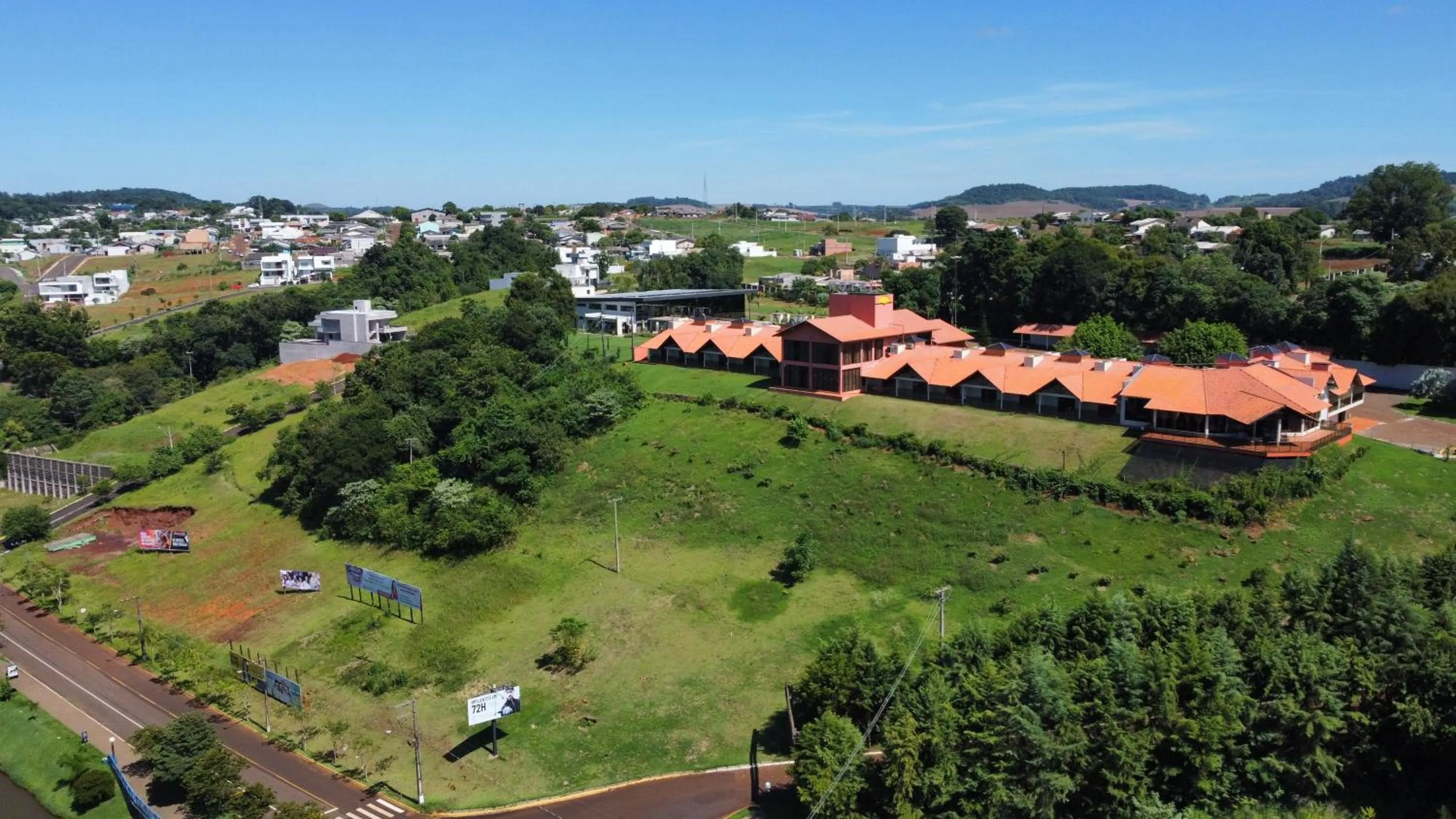 Property building in Hotel Lago Dourado