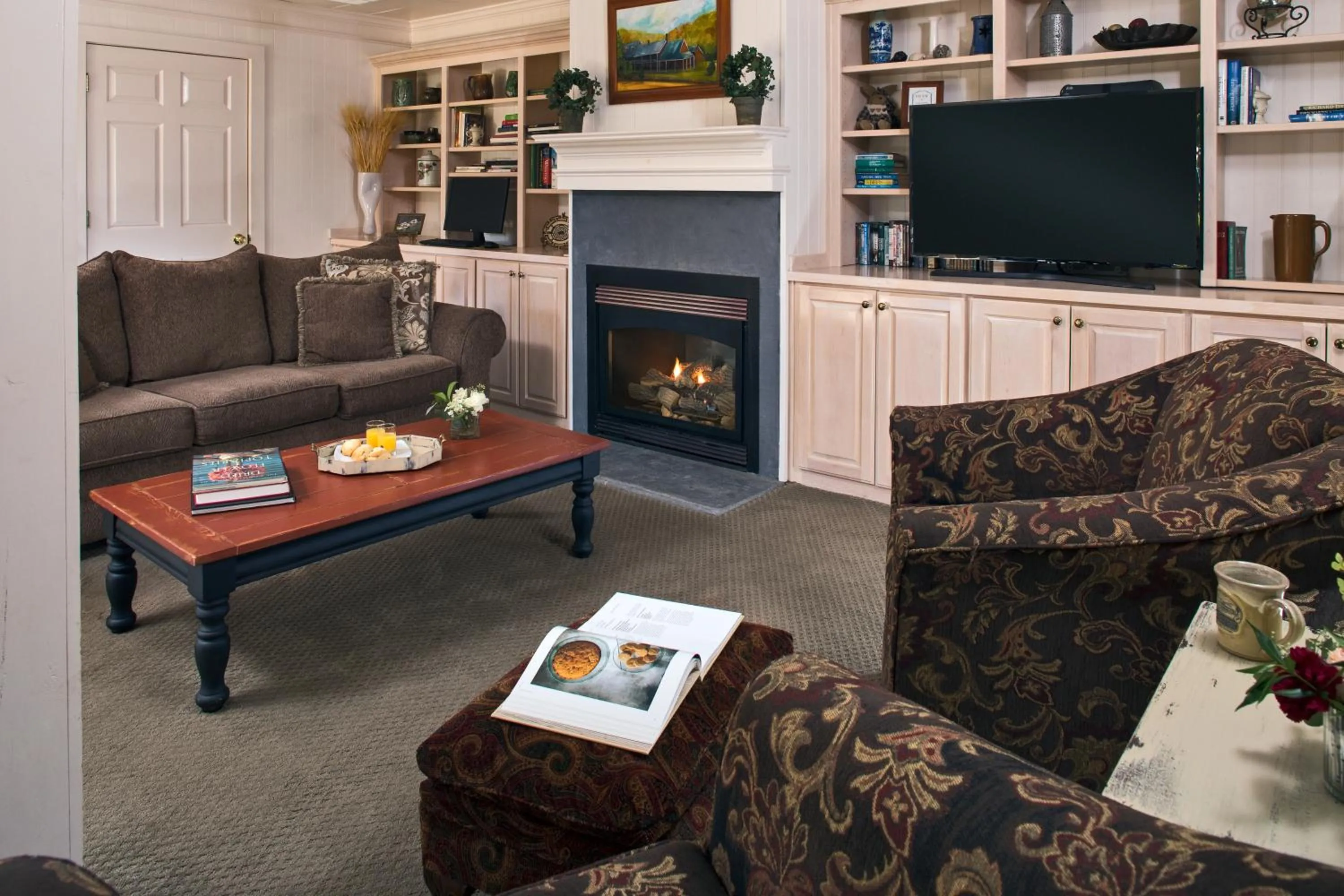 Communal lounge/ TV room in Glen-Ella Springs Hotel & Restaurant