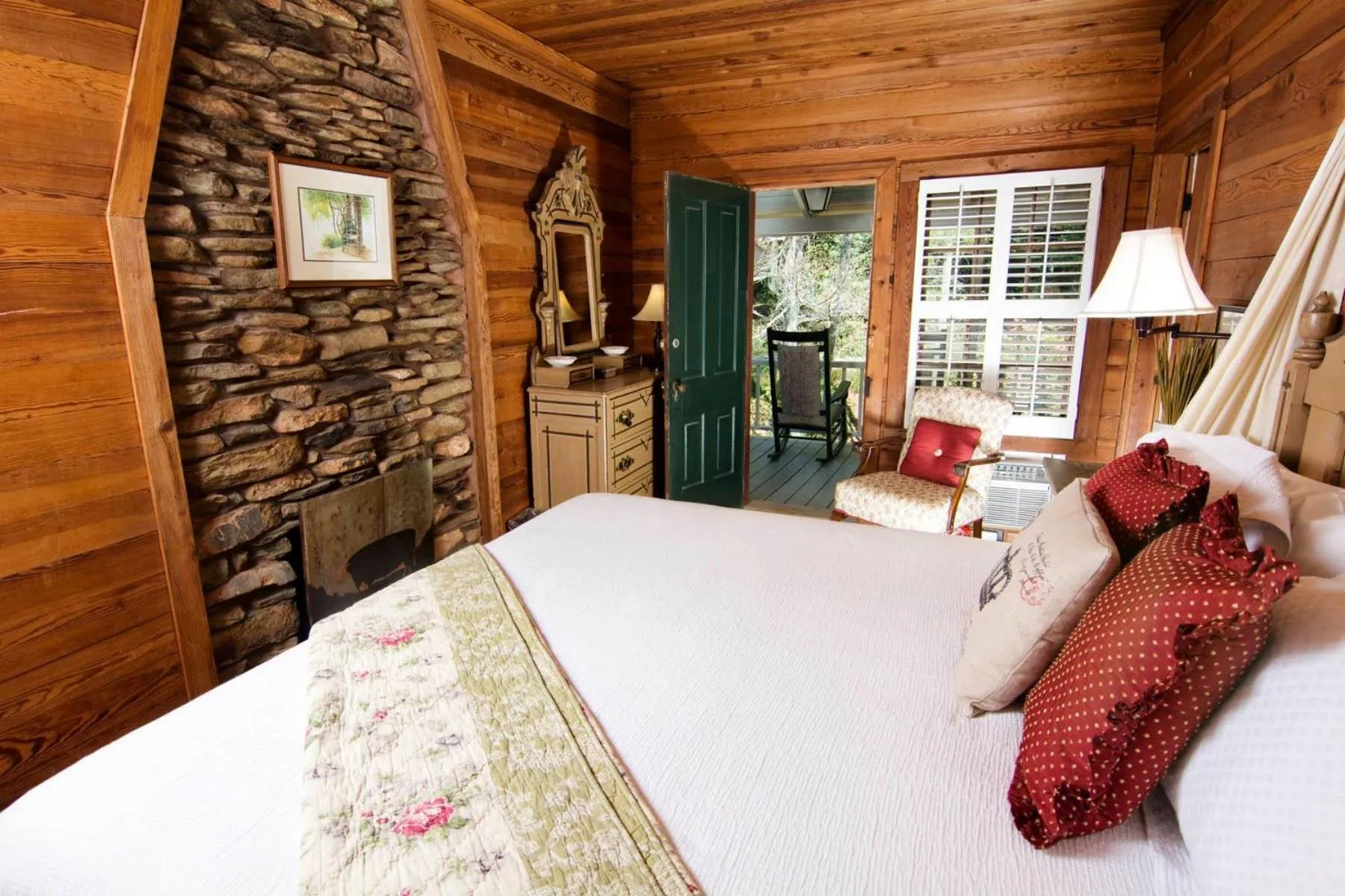Bed in Glen-Ella Springs Hotel & Restaurant