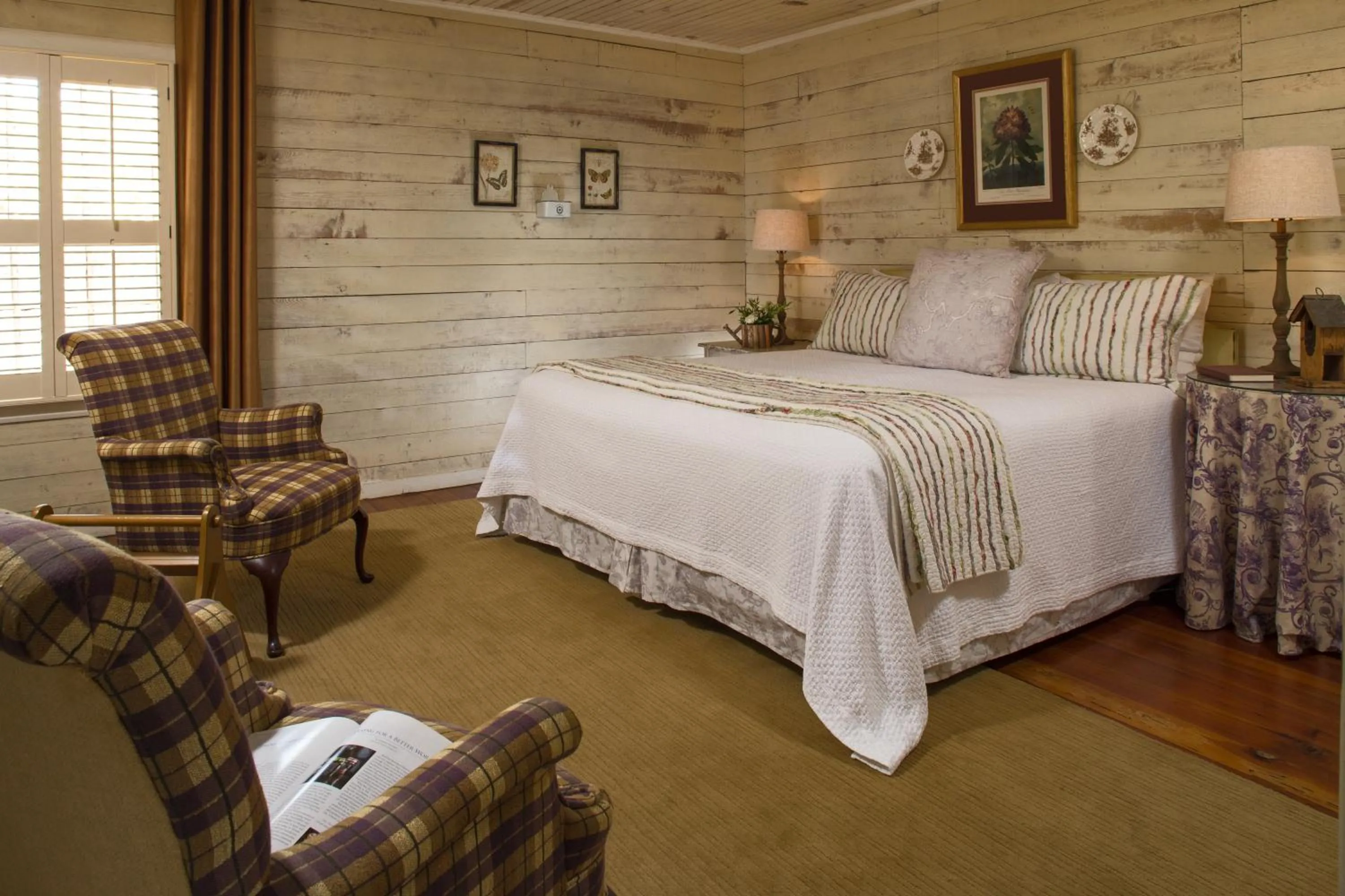 Bed in Glen-Ella Springs Hotel & Restaurant