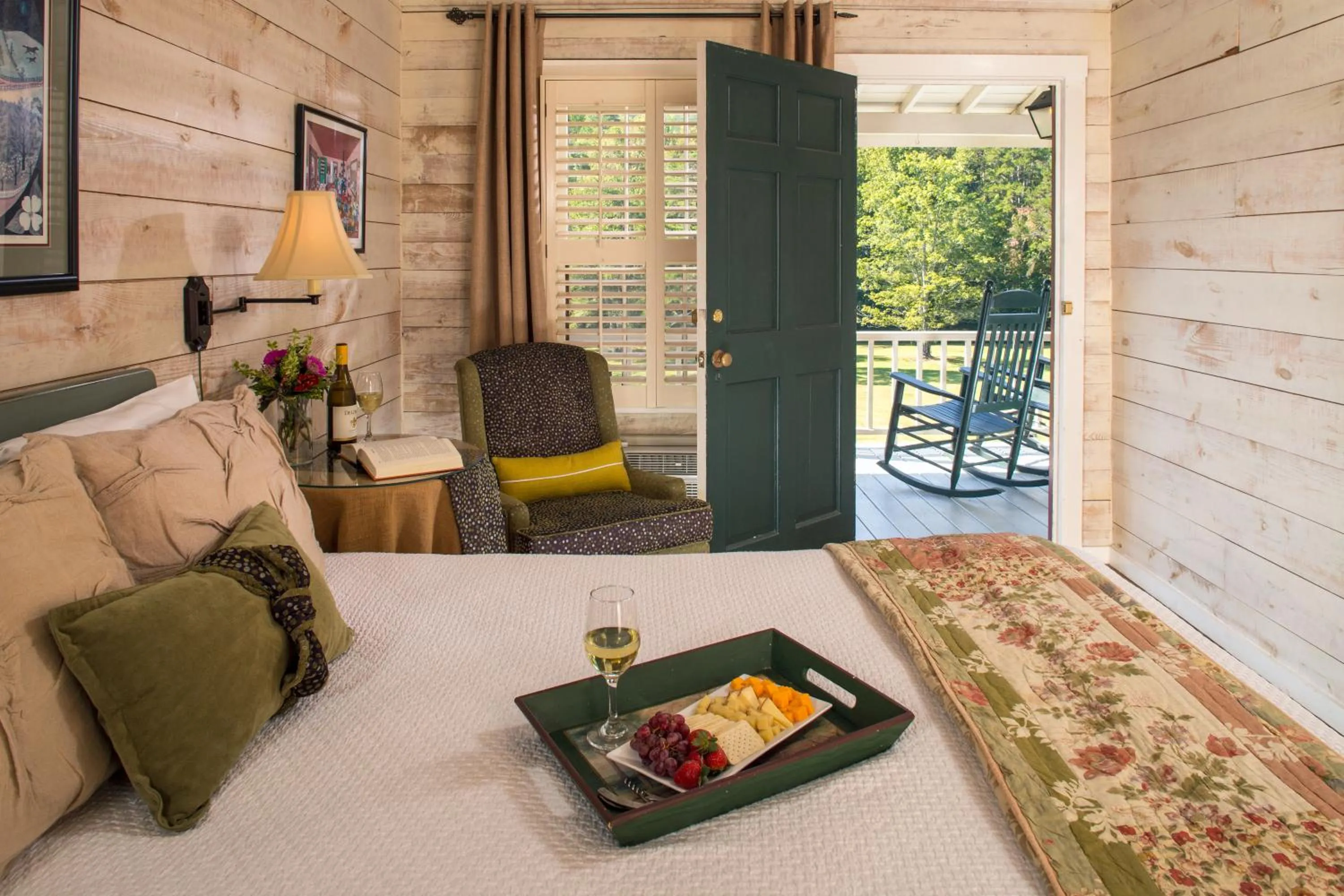 Bed in Glen-Ella Springs Hotel & Restaurant