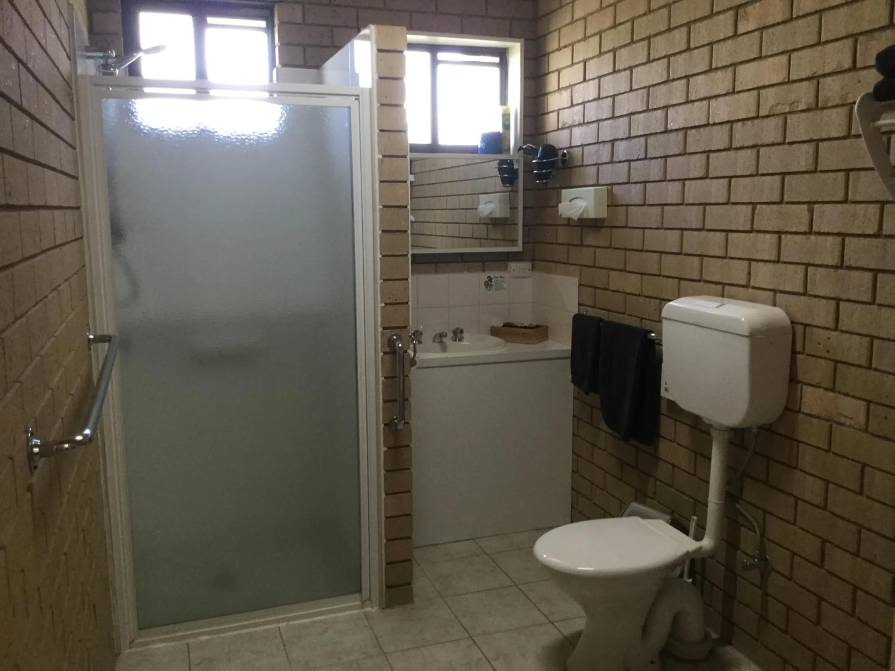 Bathroom in Sunrise Motel