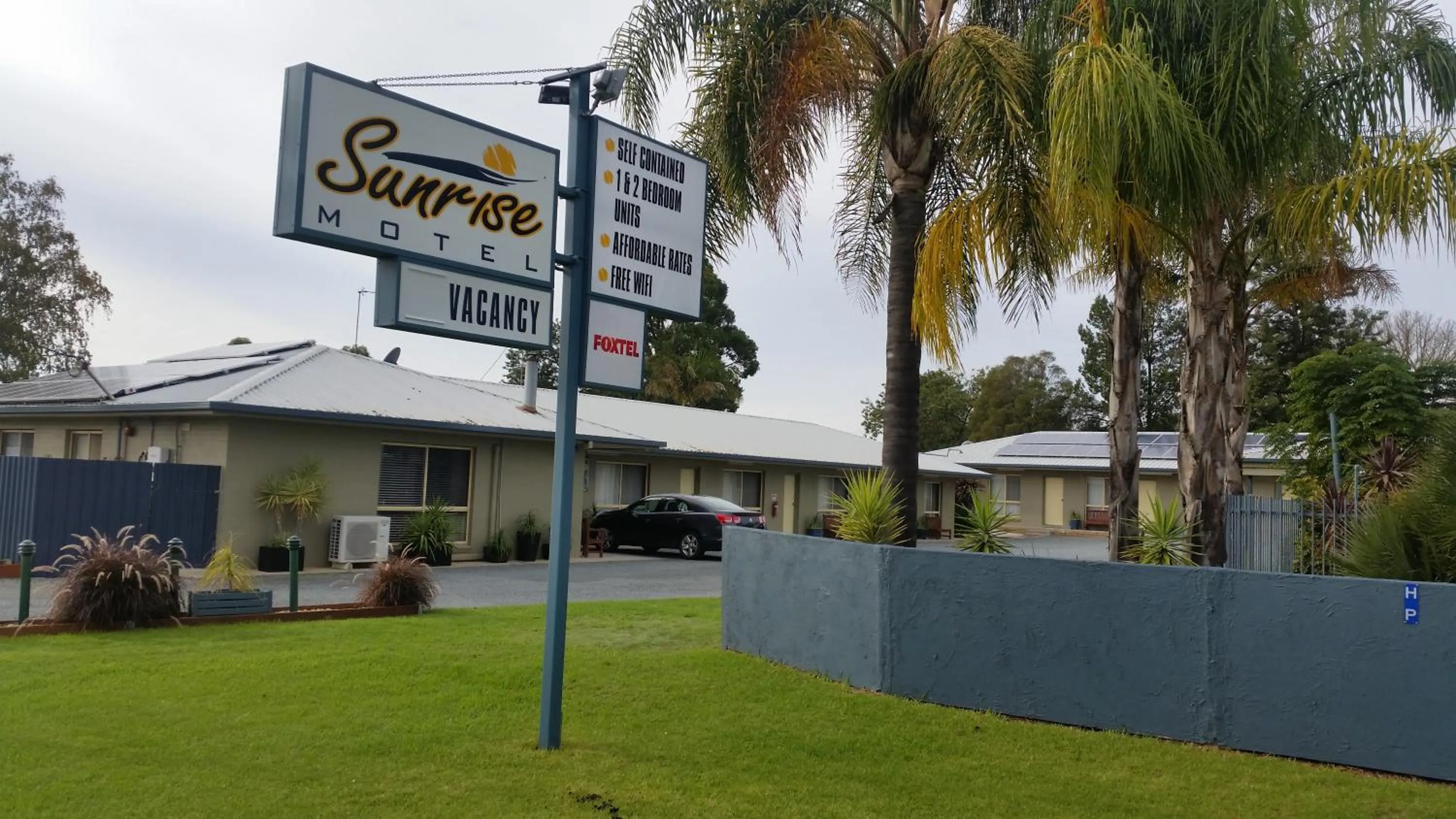 Facade/entrance in Sunrise Motel