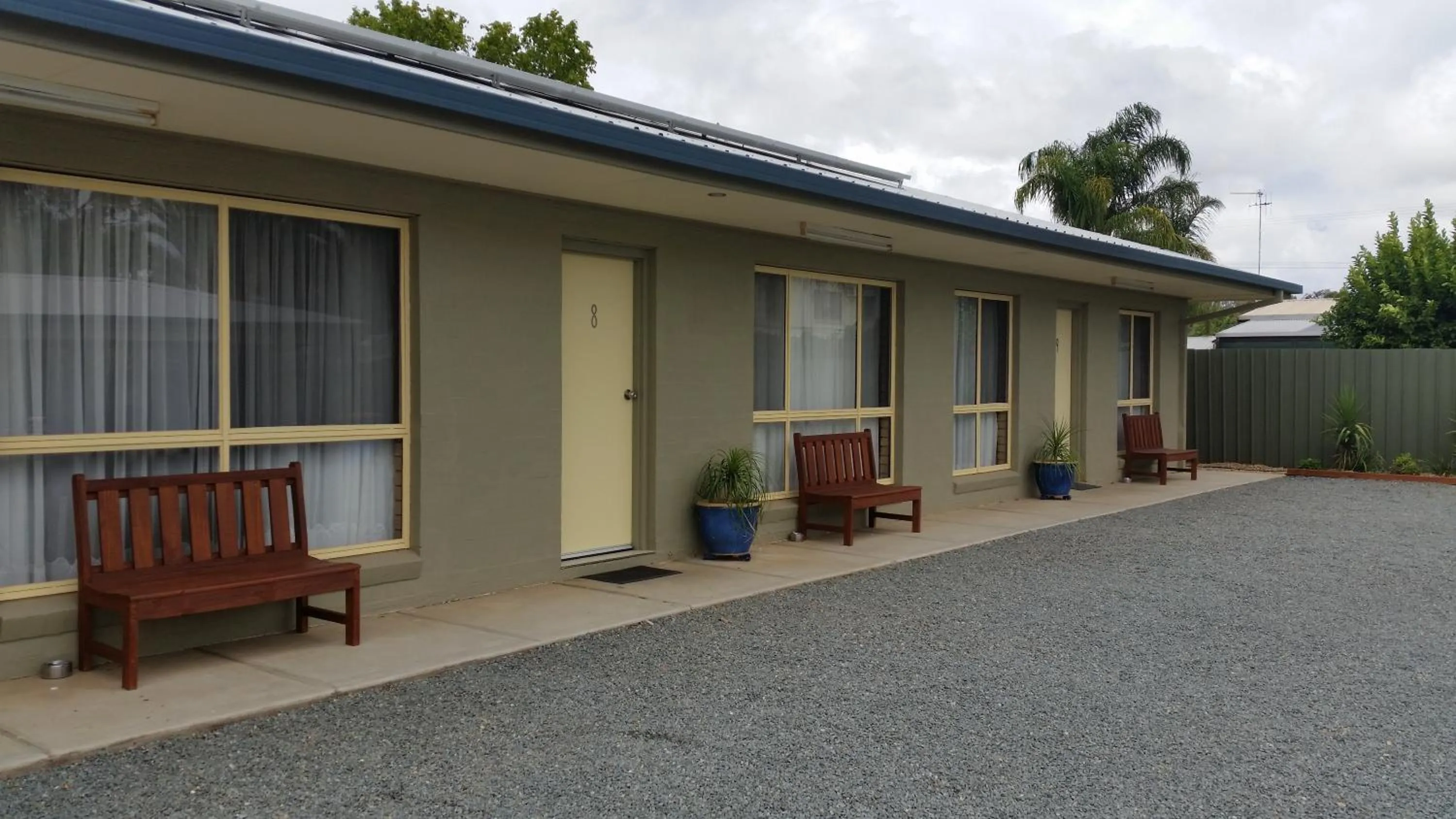 Facade/entrance in Sunrise Motel