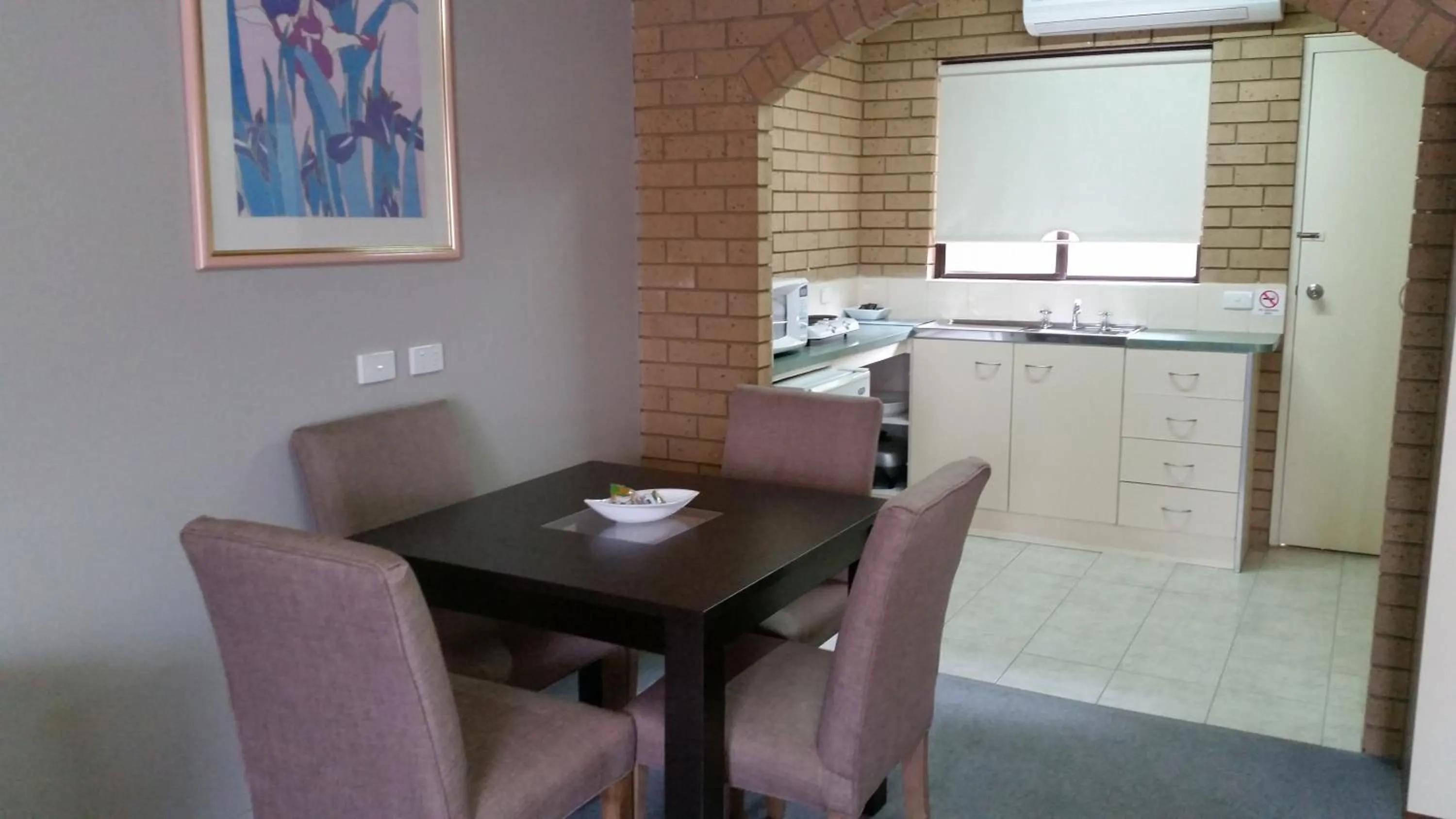 Kitchen or kitchenette in Sunrise Motel