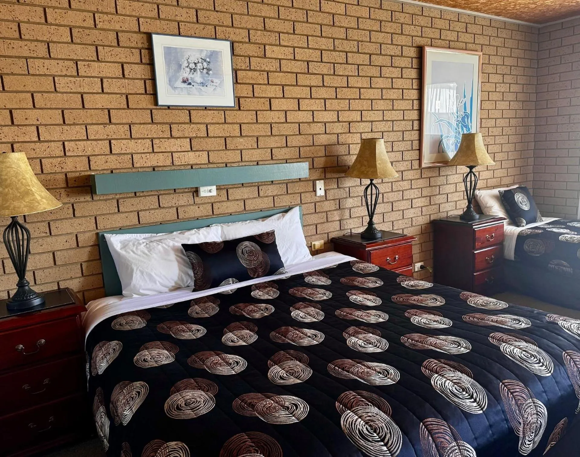 Living room, Bed in Sunrise Motel