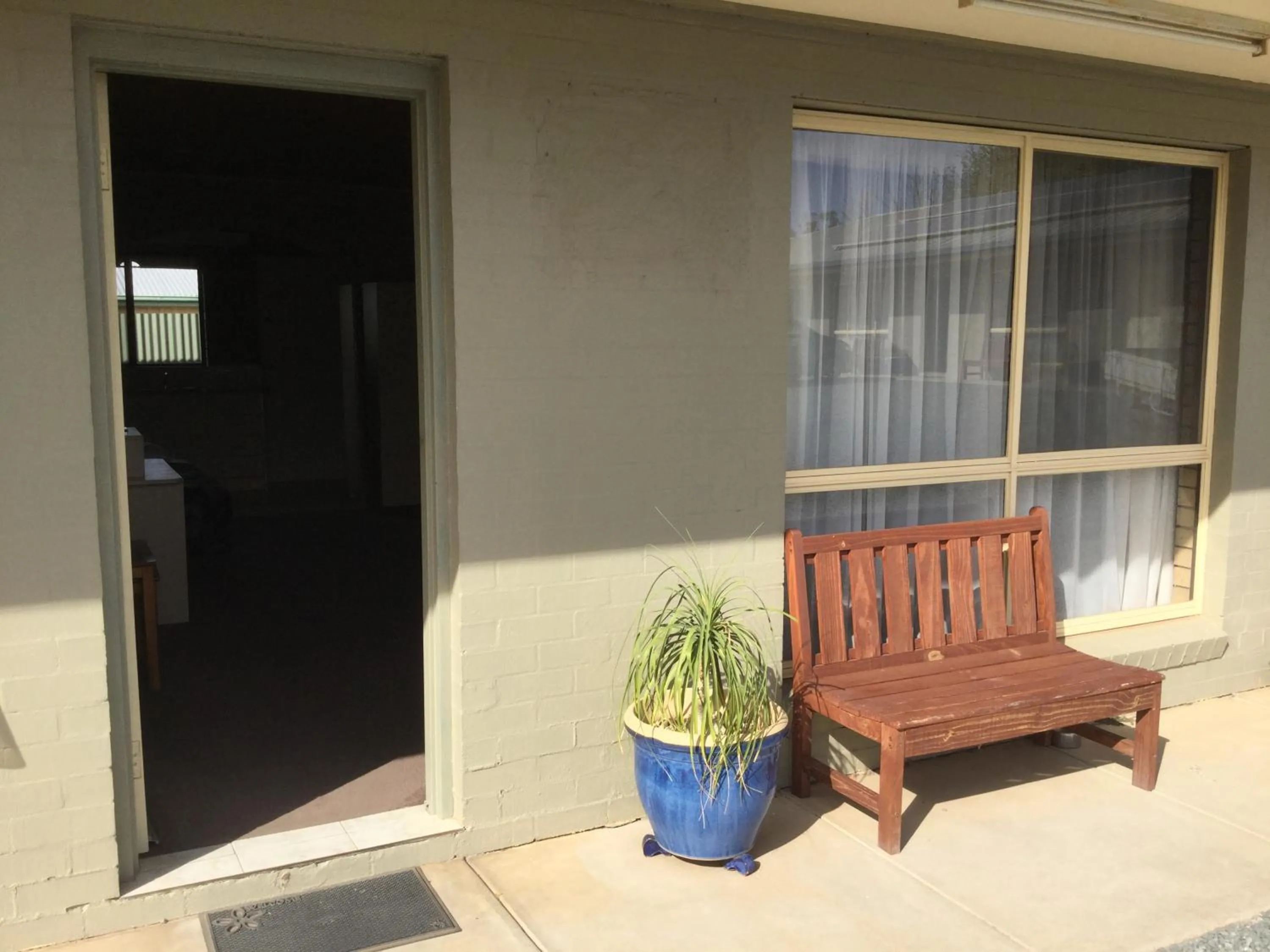 Seating area in Sunrise Motel