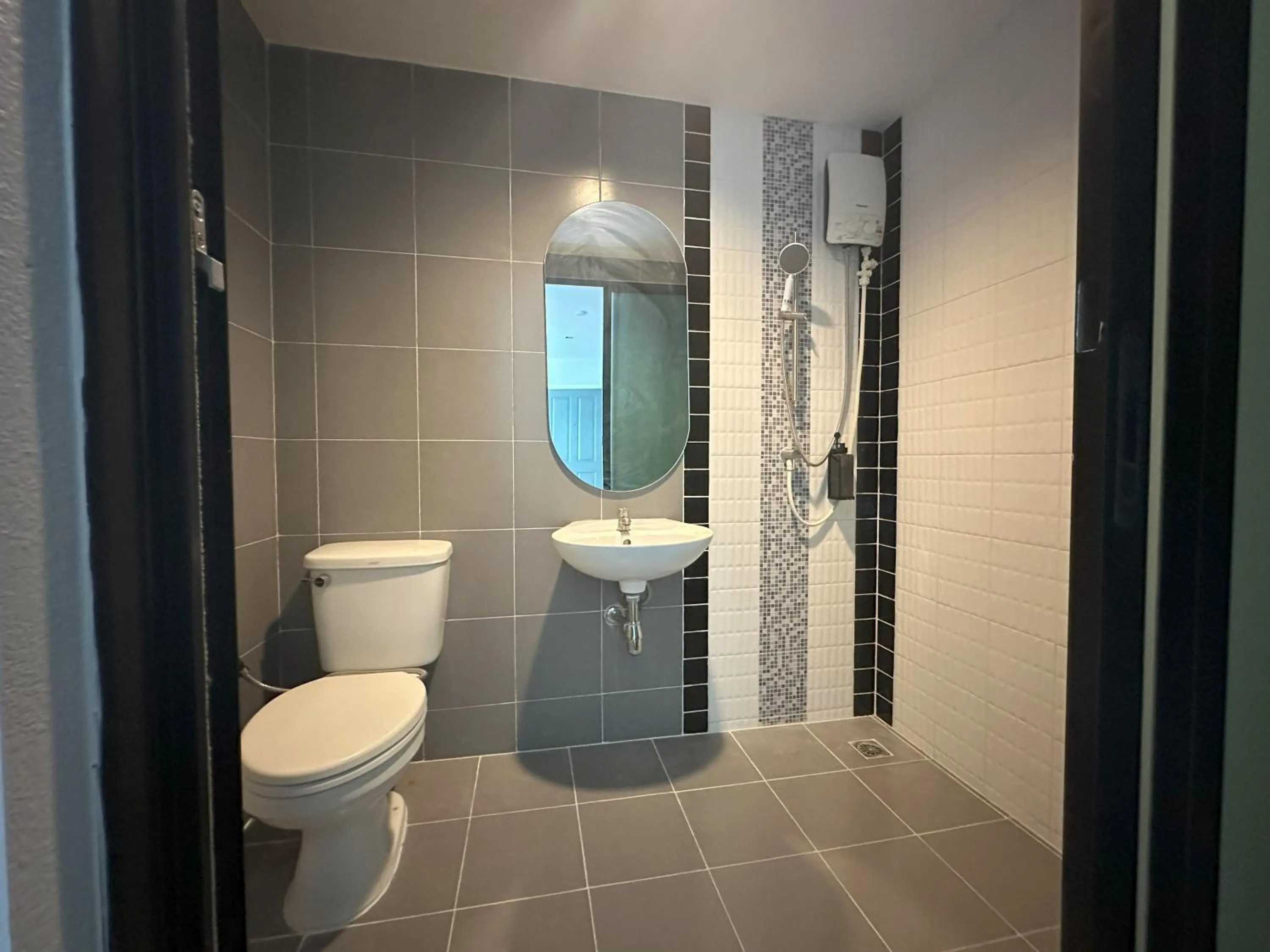 Shower in Bed-room at Suvarnabhumi Airport - Newly renovated