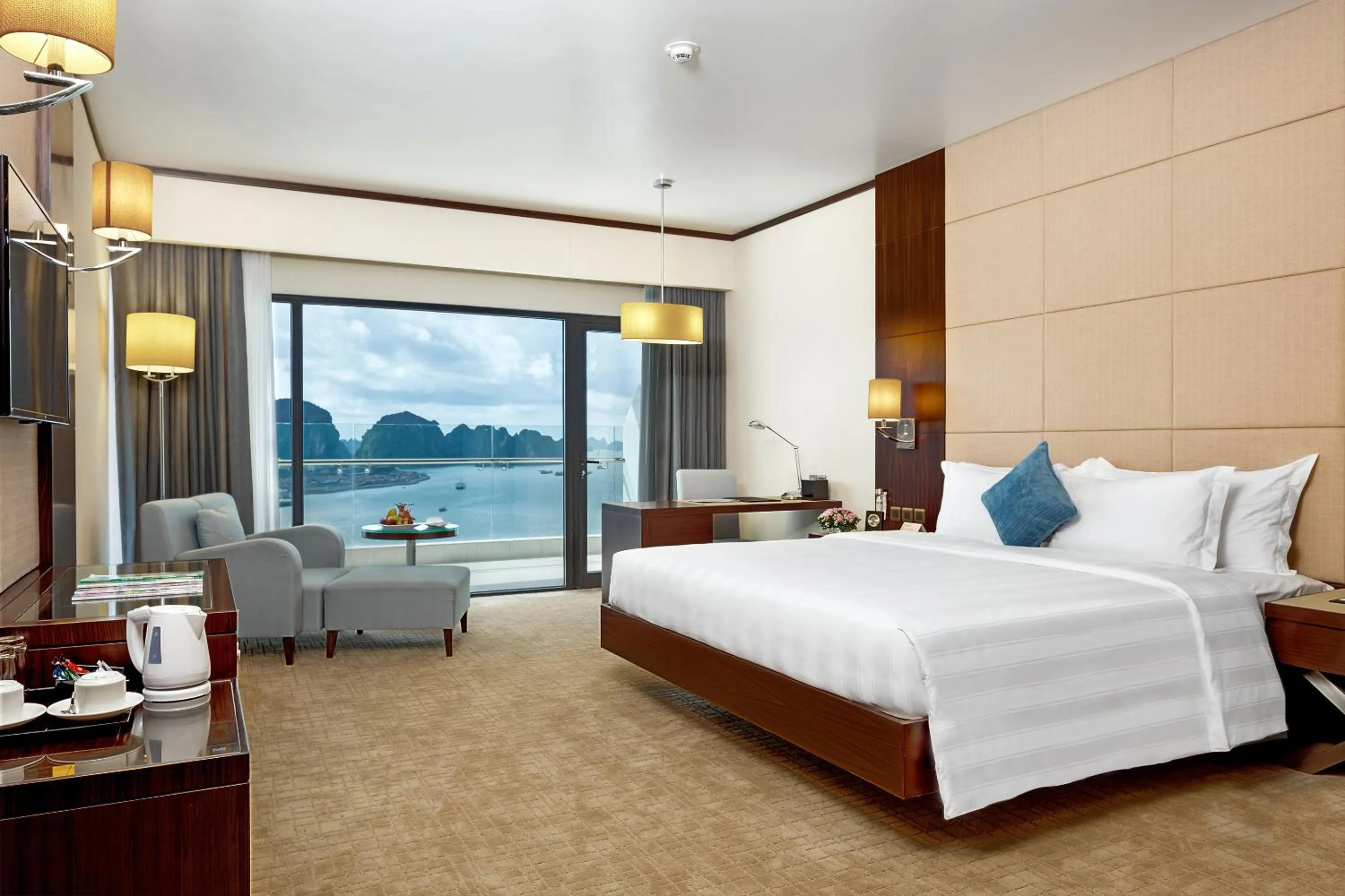 Deluxe King Room - Smoking in Wyndham Legend Halong