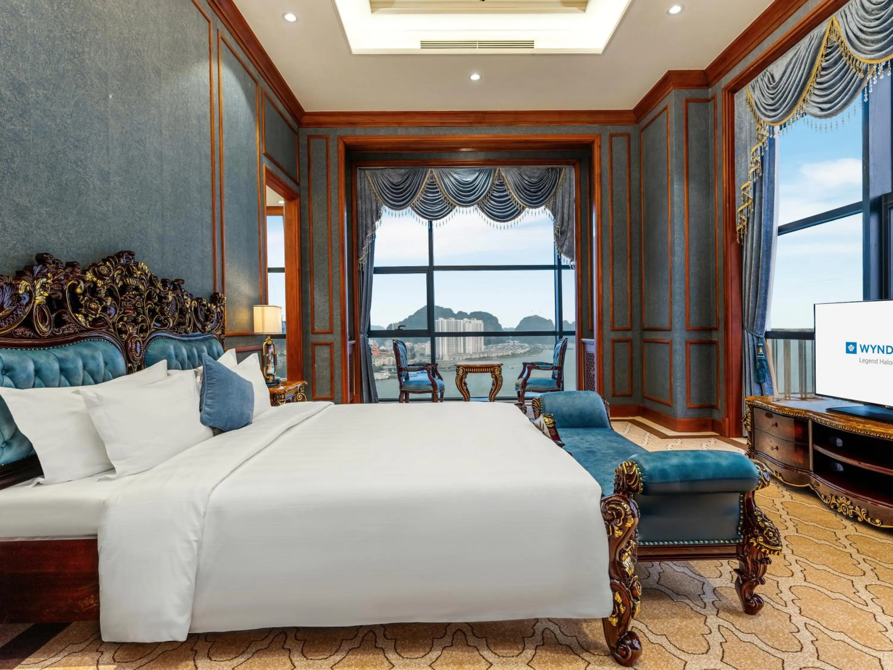 Bed in Wyndham Legend Halong