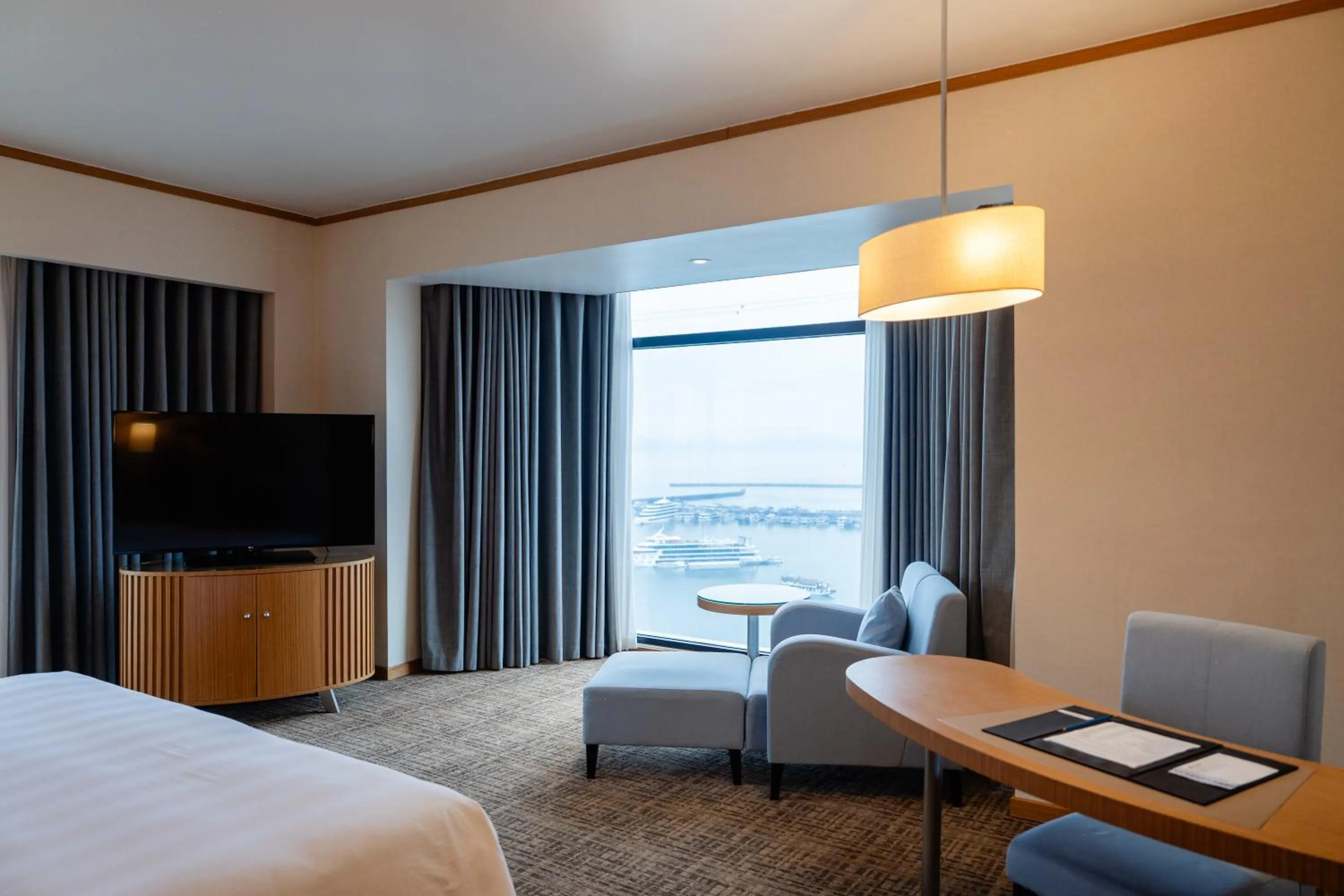 Communal lounge/ TV room, Bed in Wyndham Legend Halong