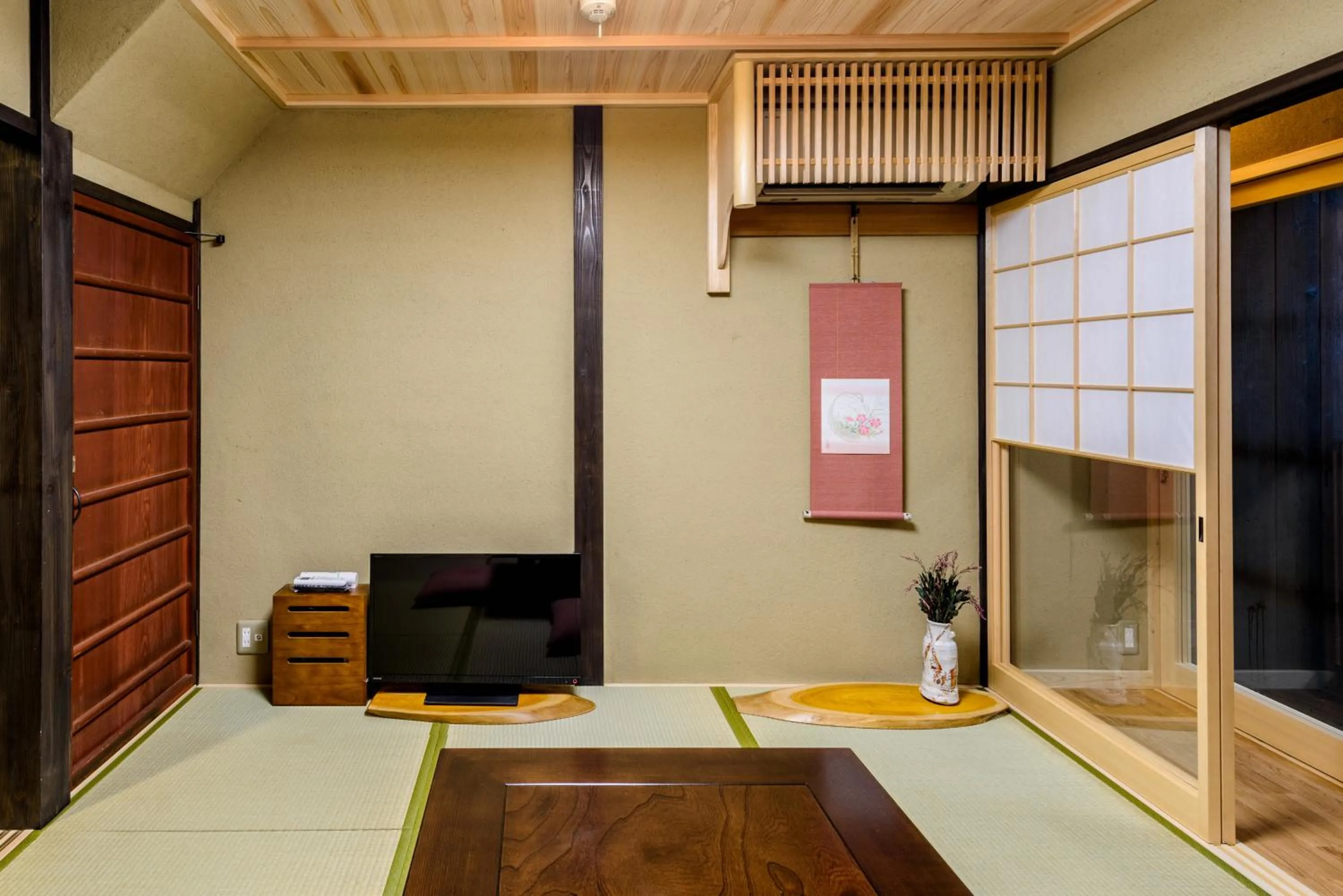 TV and multimedia in Nadeshiko Shirakawa Machiya House