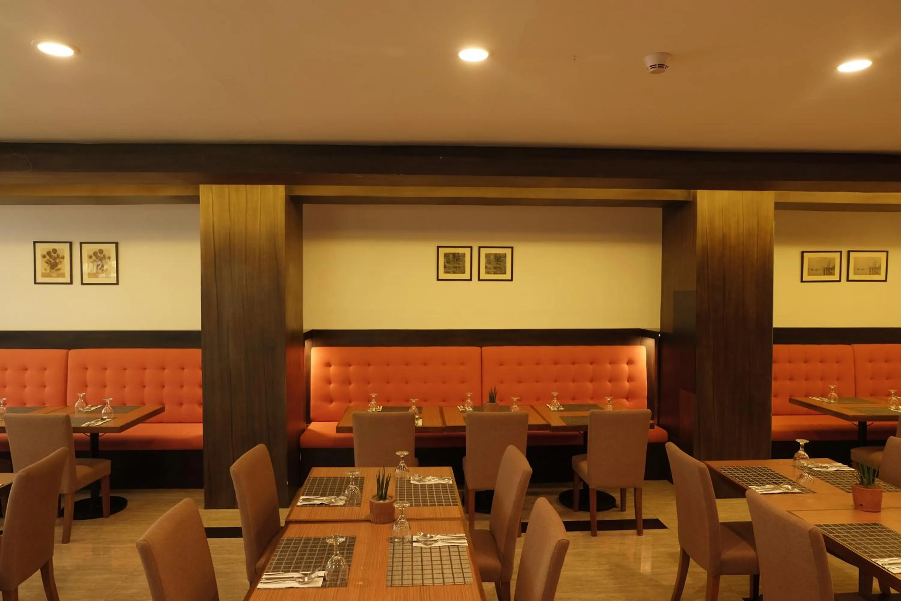 Restaurant/places to eat in Top Star Hotel