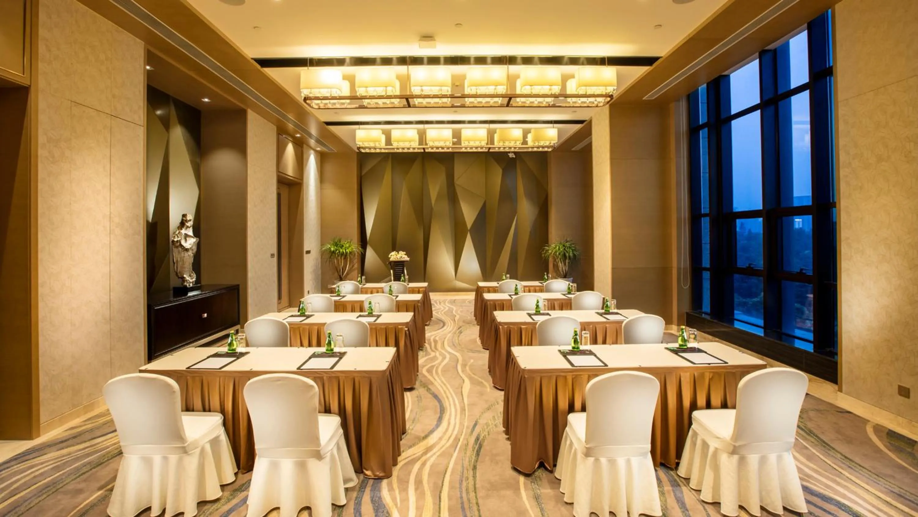 Meeting/conference room in Crowne Plaza Hefei Rongqiao by IHG