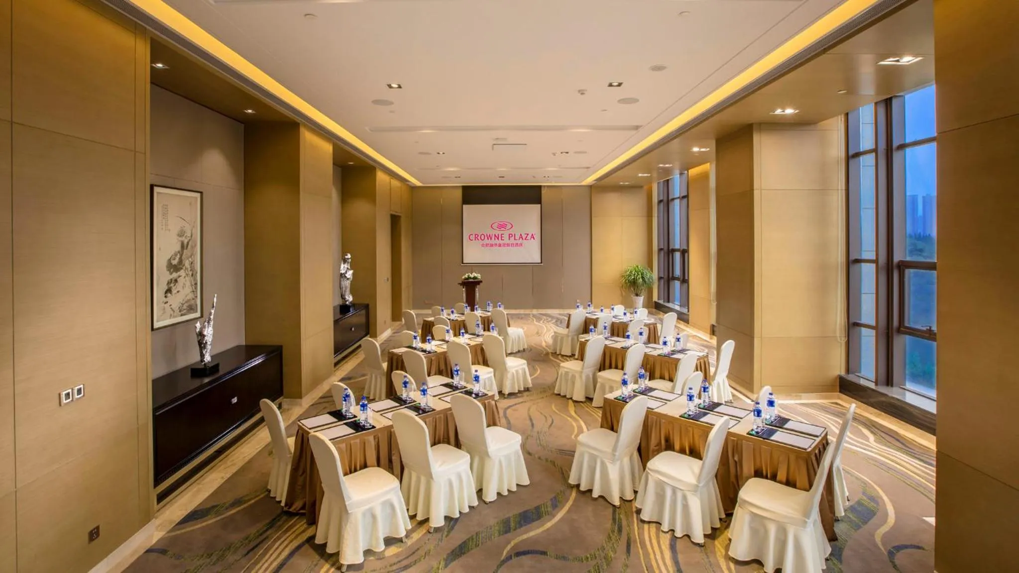 Meeting/conference room in Crowne Plaza Hefei Rongqiao by IHG