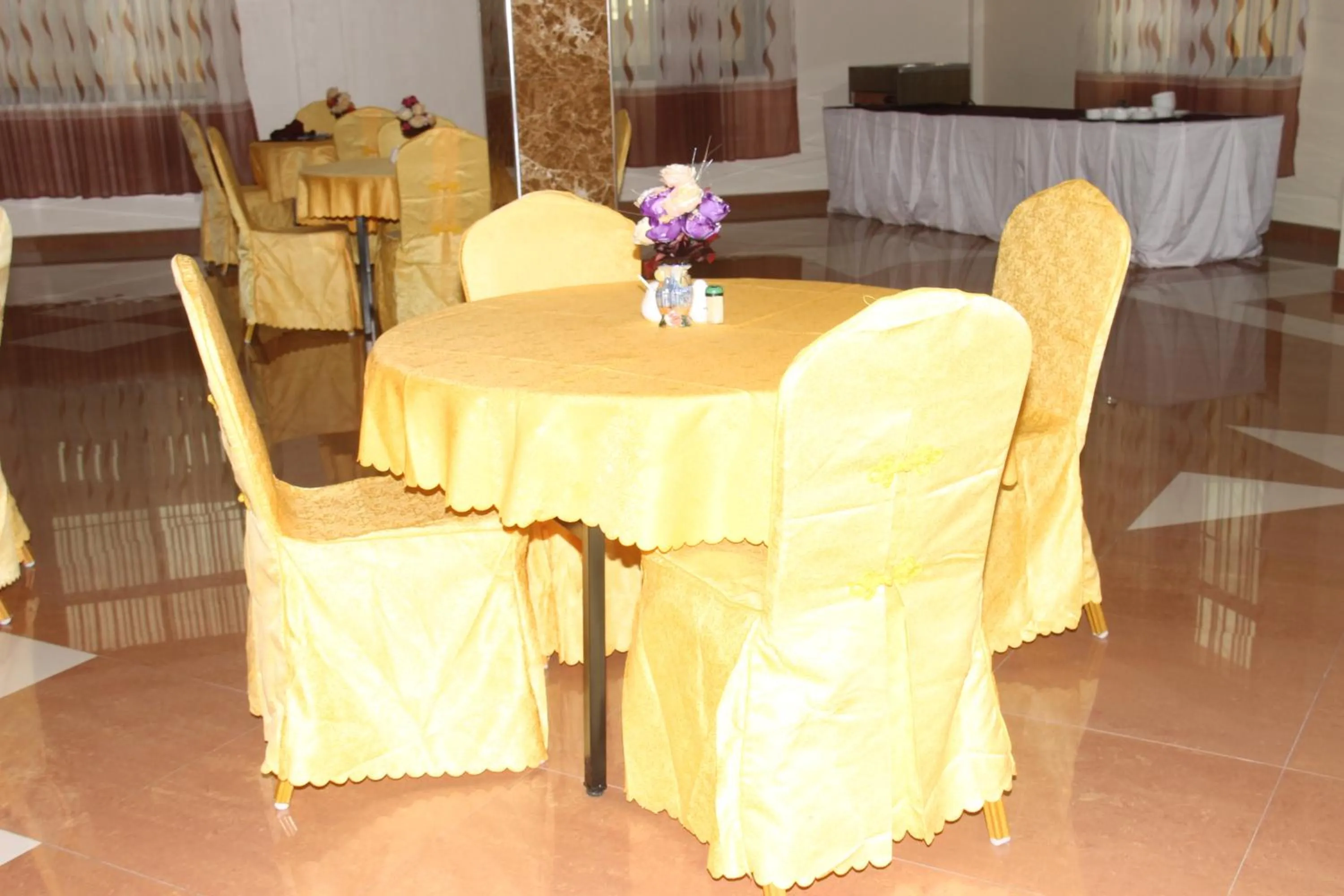 Restaurant/places to eat in Silver Paradise Hotel