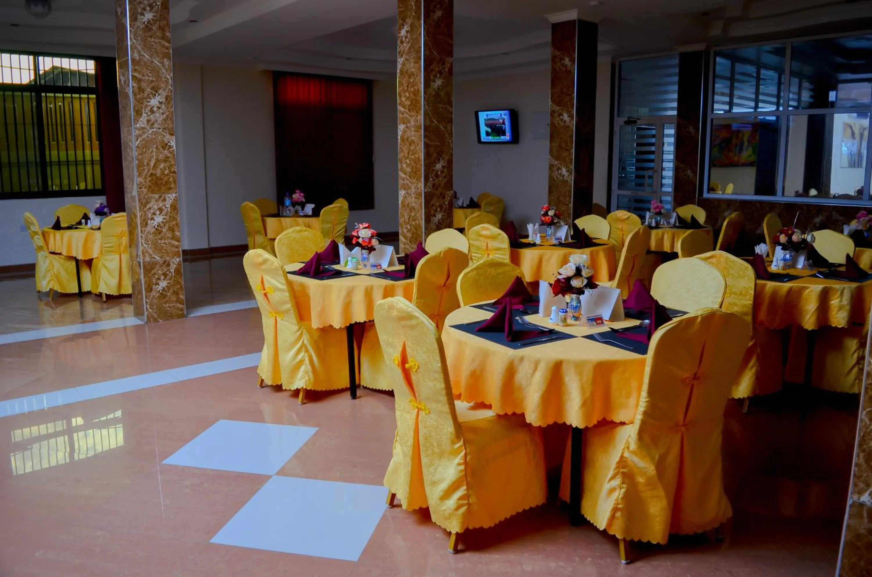 Restaurant/places to eat in Silver Paradise Hotel