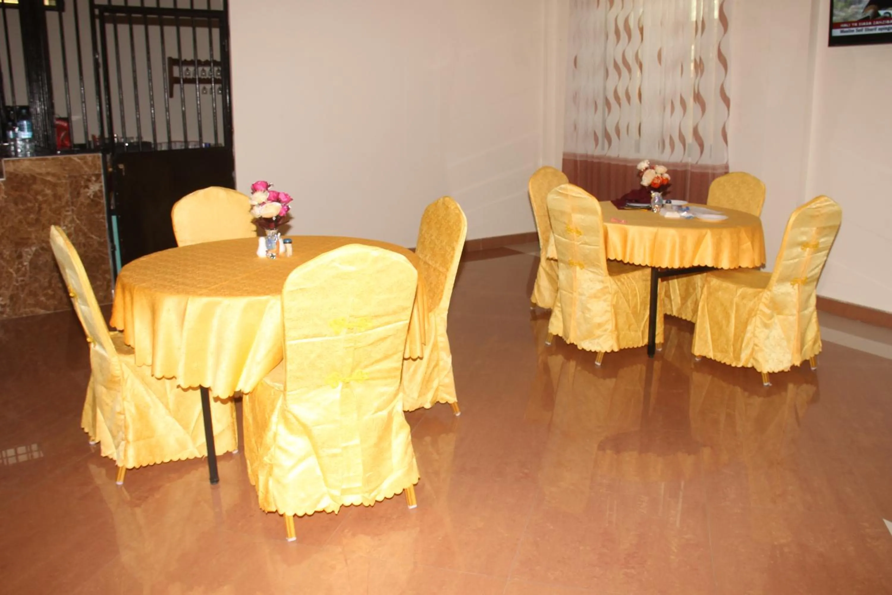 Restaurant/places to eat in Silver Paradise Hotel