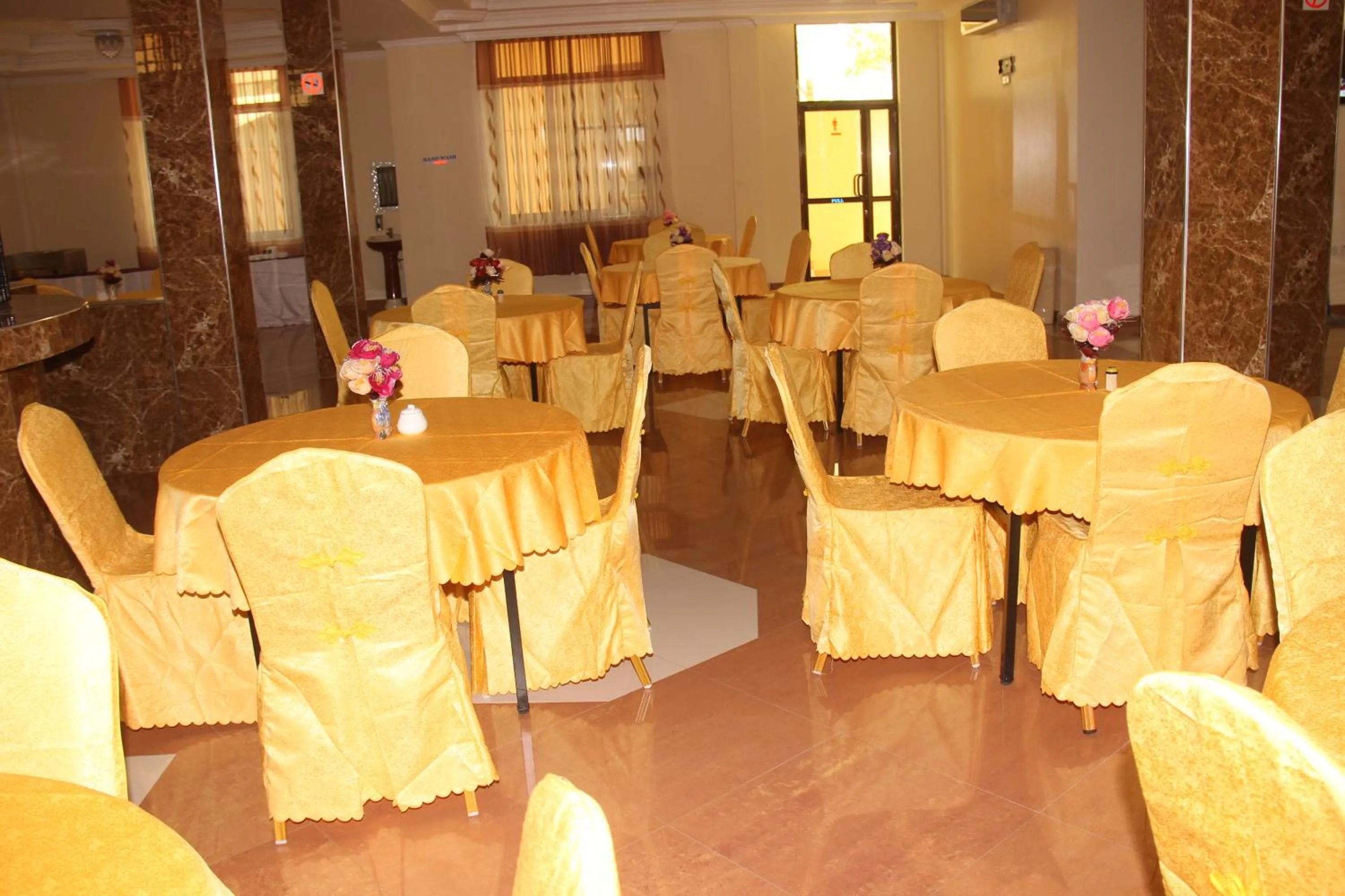 Restaurant/places to eat in Silver Paradise Hotel