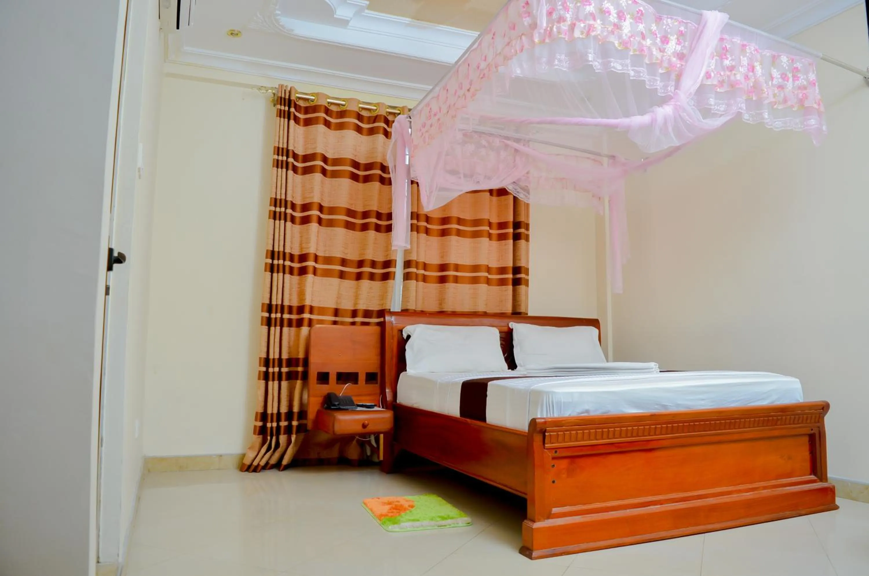 bunk bed, Bed in Silver Paradise Hotel