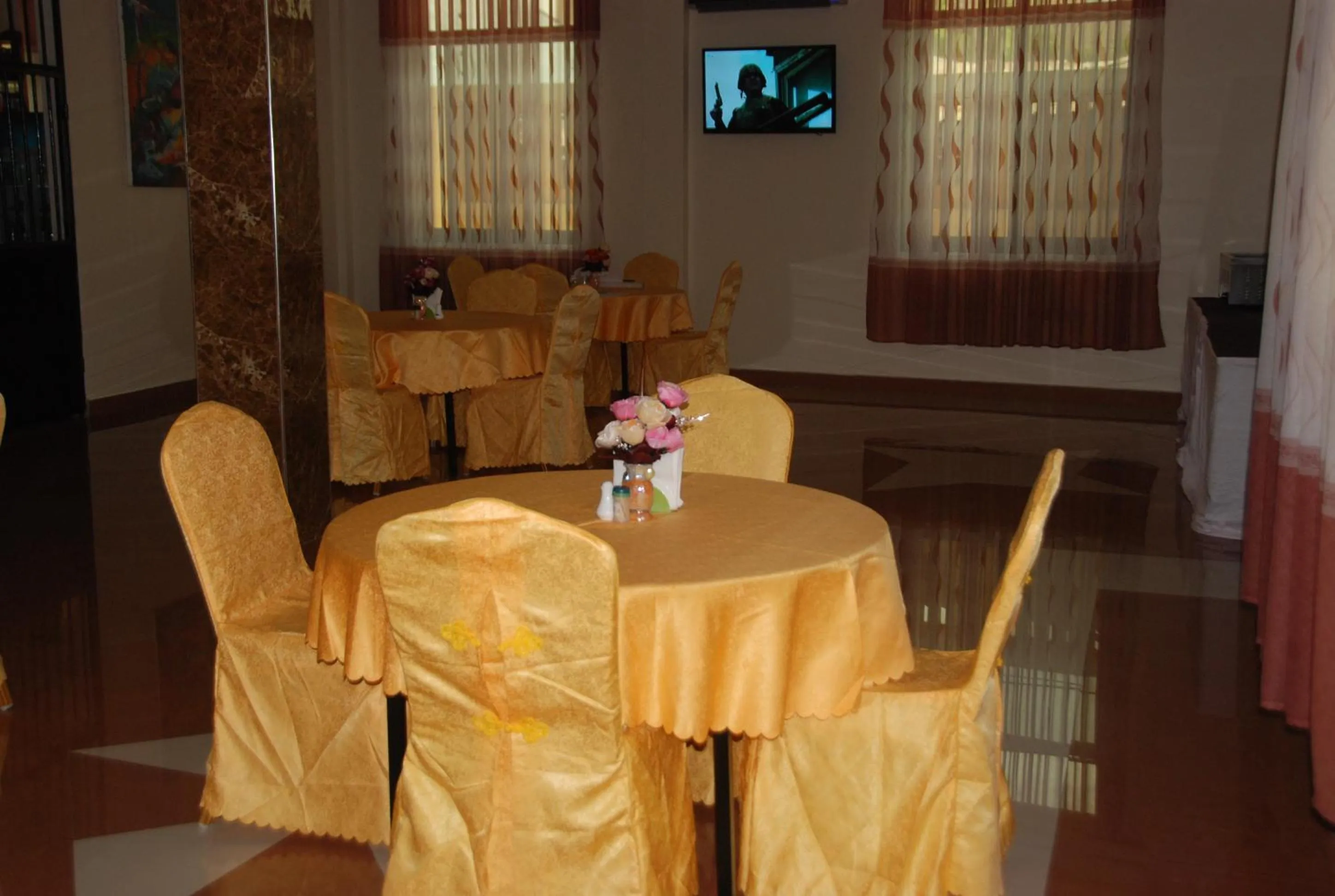 Restaurant/places to eat in Silver Paradise Hotel