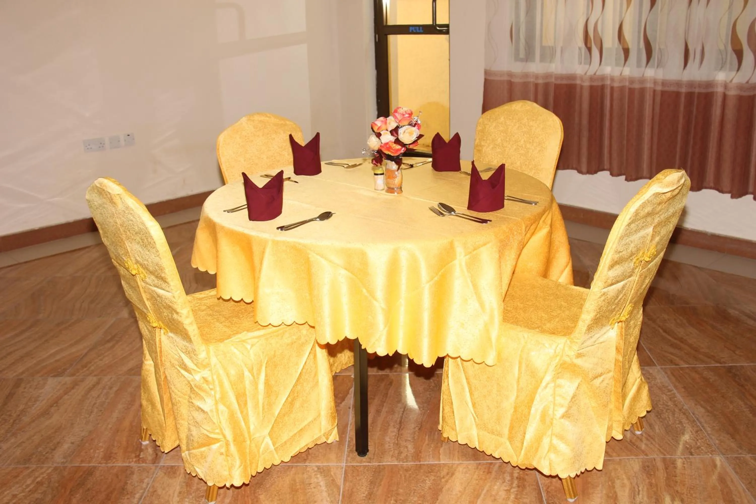 Restaurant/places to eat in Silver Paradise Hotel