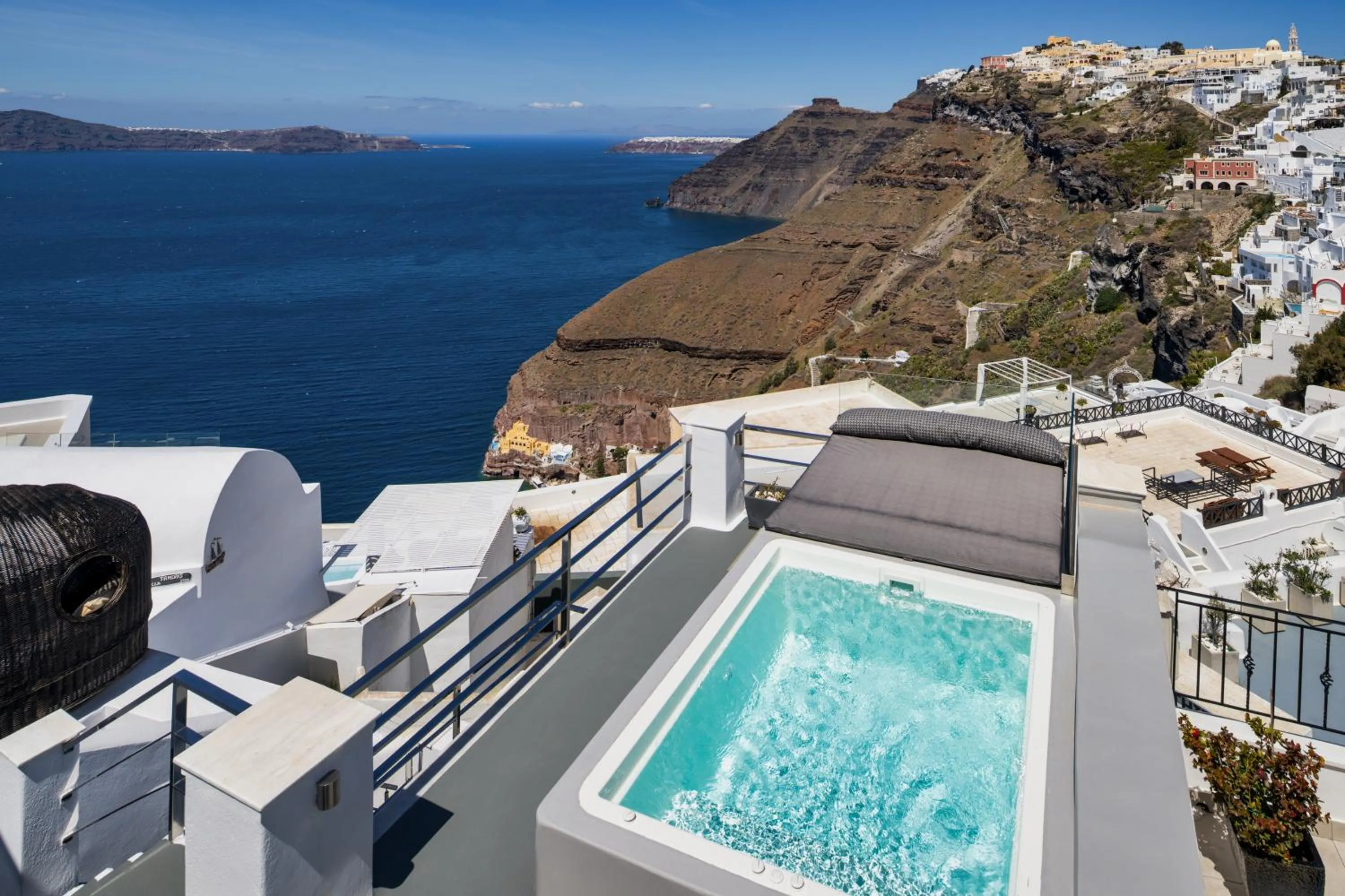 Hot Tub in 1809 Villa by Thireas