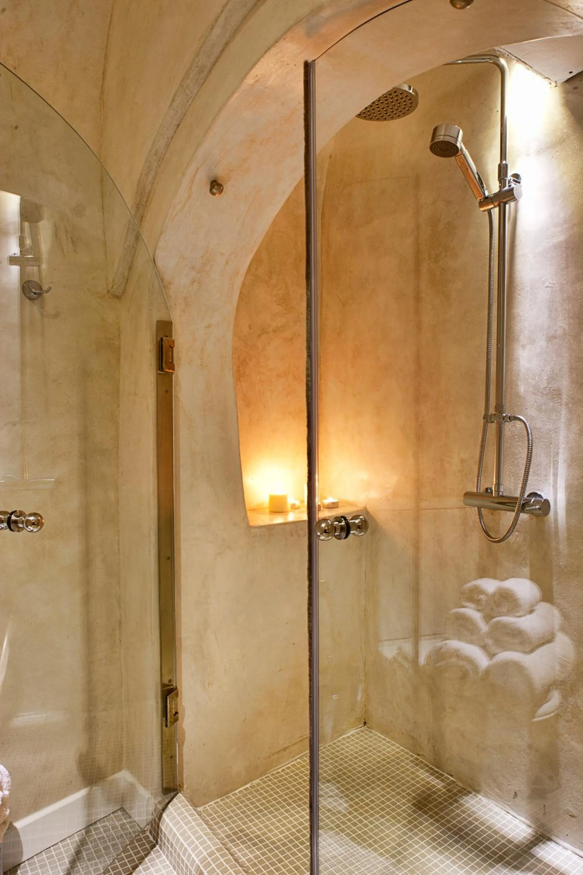Shower in 1809 Villa by Thireas
