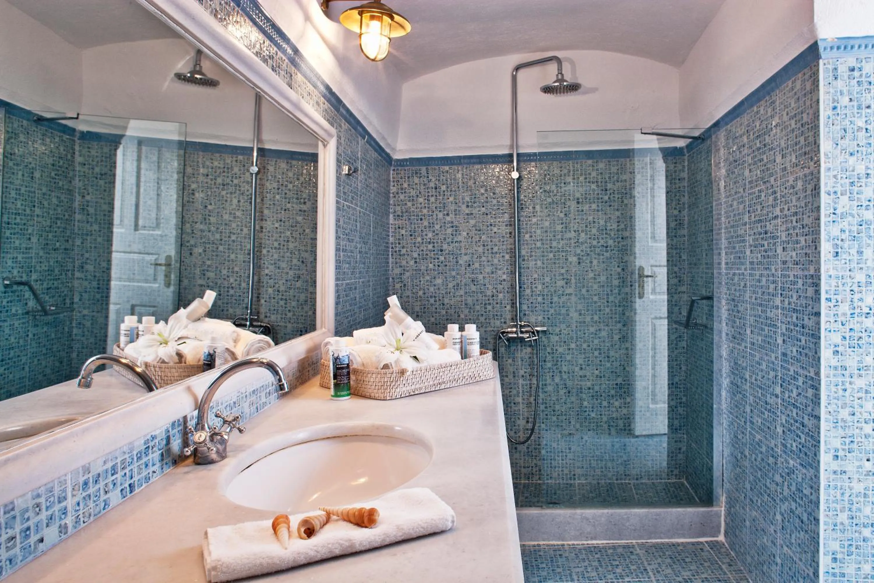 Bathroom in 1809 Villa by Thireas