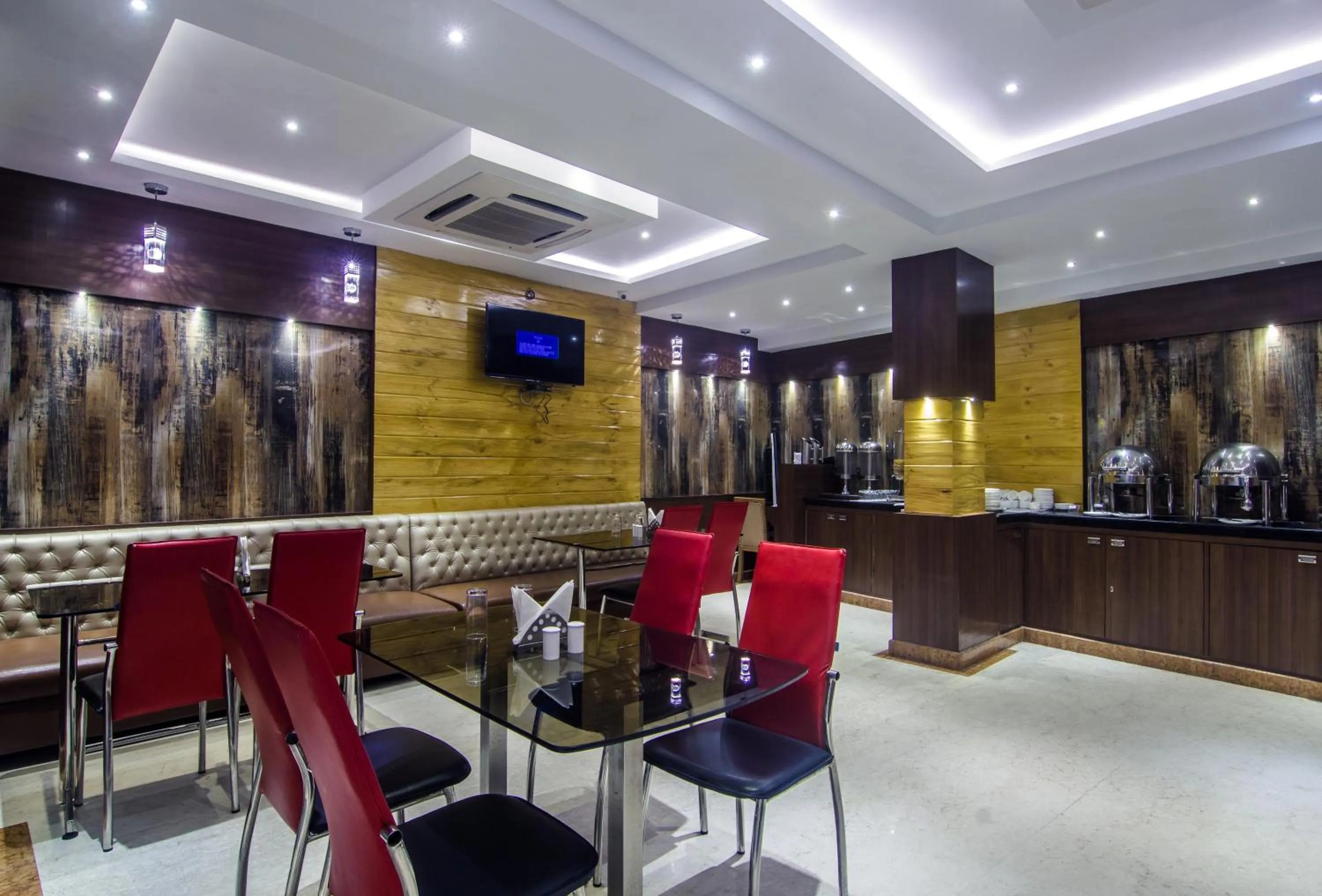 Restaurant/places to eat in Hotel Sawood International