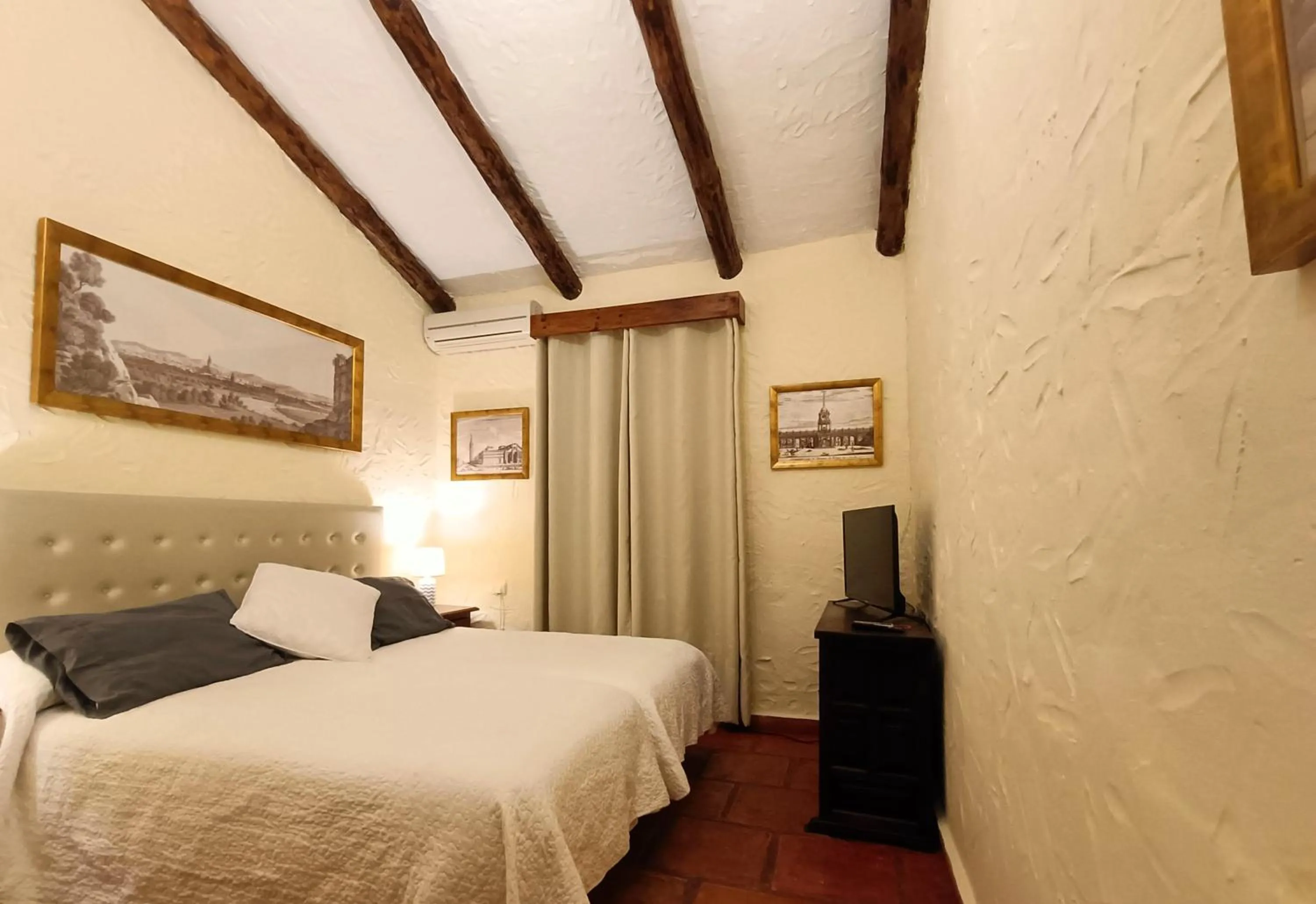 Bed in Hotel Restaurante Las Buitreras